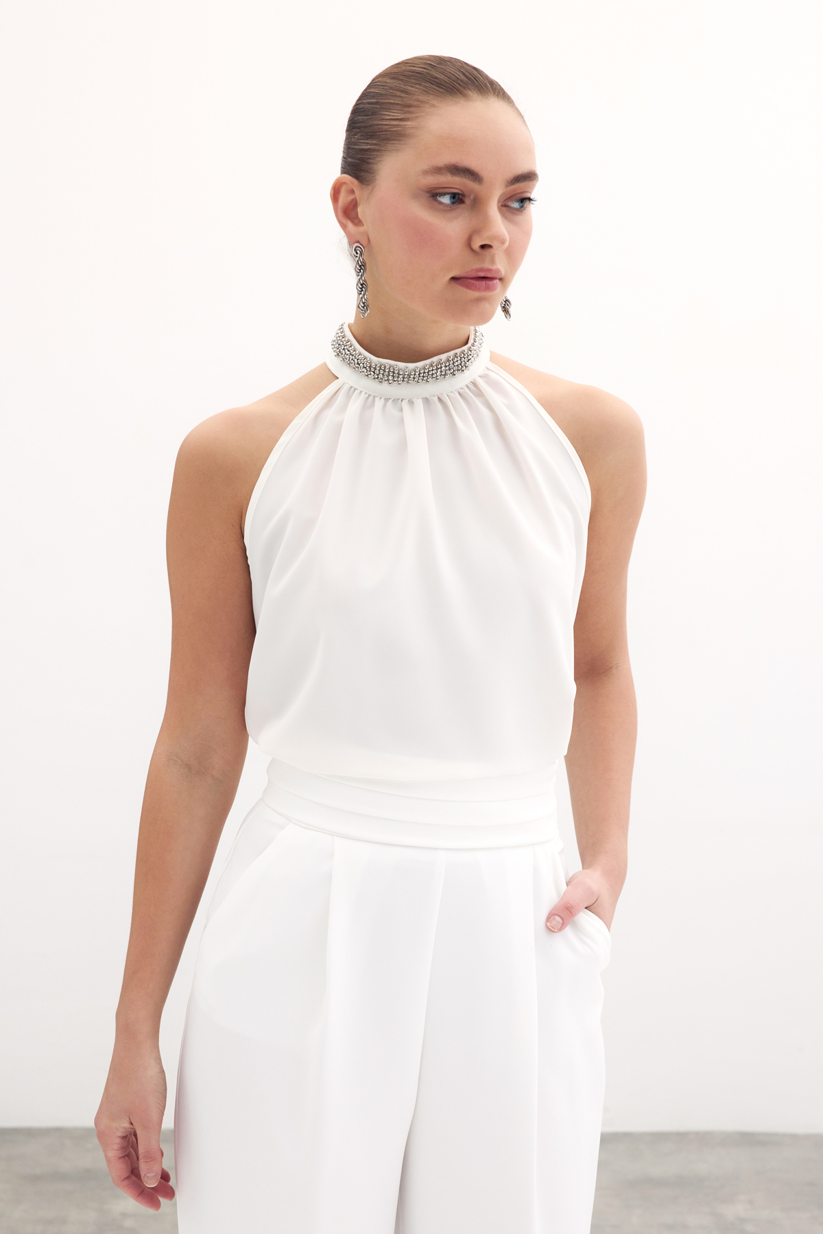 Yaka Aksesuarlı Kolsuz Bluz - Ekru