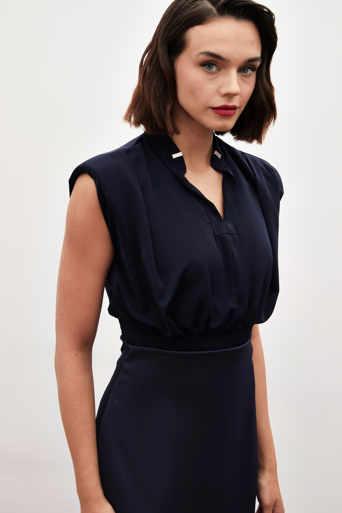 Yaka Aksesuarlı Kolsuz Bluz - LACİVERT