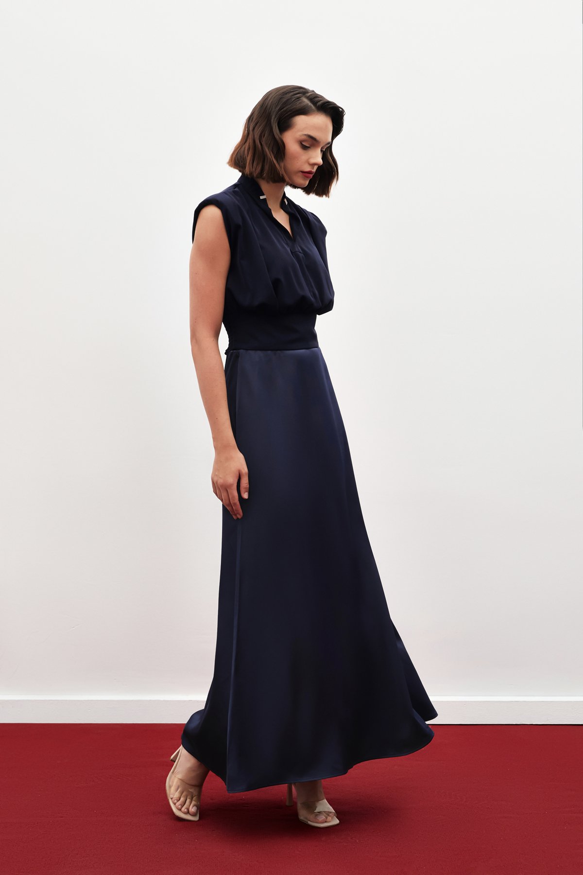 Yaka Aksesuarlı Kolsuz Bluz - LACİVERT