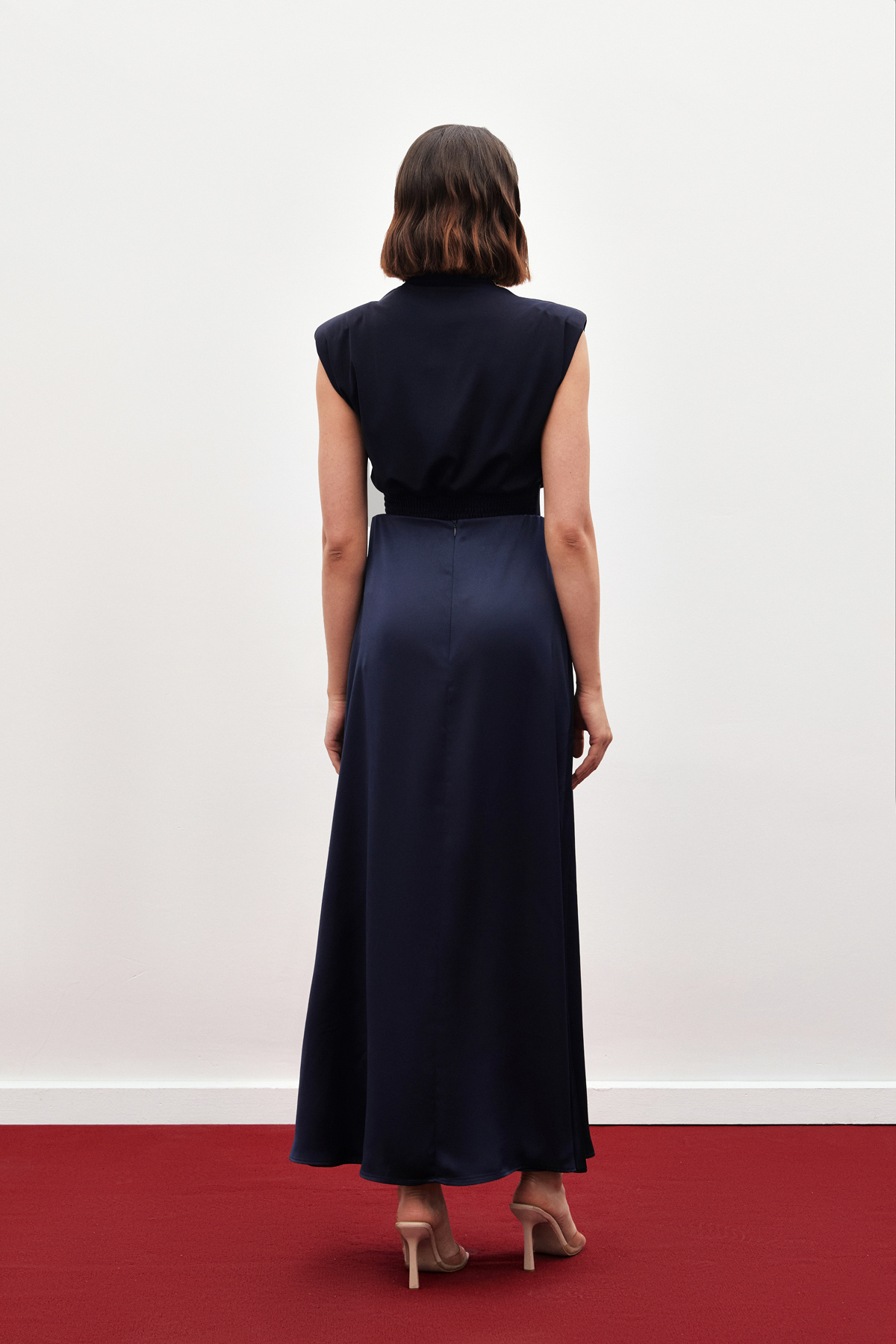 Yaka Aksesuarlı Kolsuz Bluz - LACİVERT