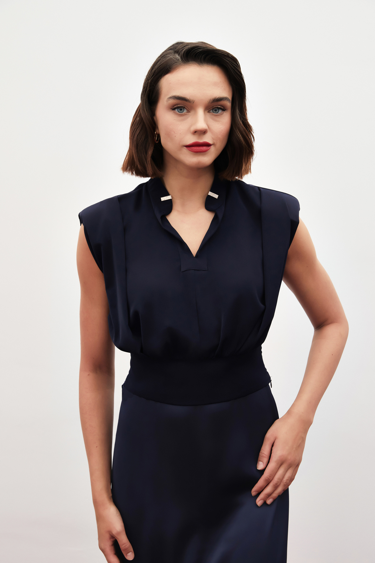 Yaka Aksesuarlı Kolsuz Bluz - LACİVERT