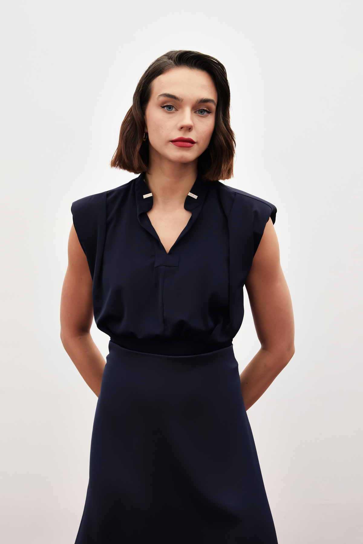 Yaka Aksesuarlı Kolsuz Bluz - LACİVERT