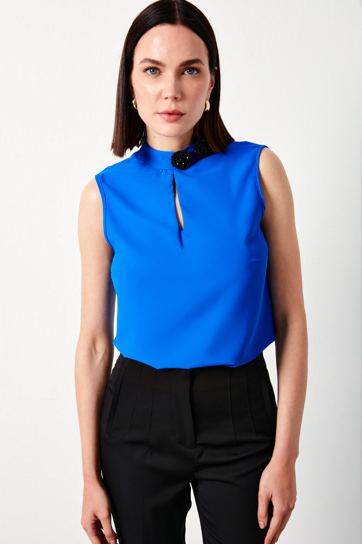 Yaka Aksesuarlı Kolsuz Bluz - SAX MAVİ