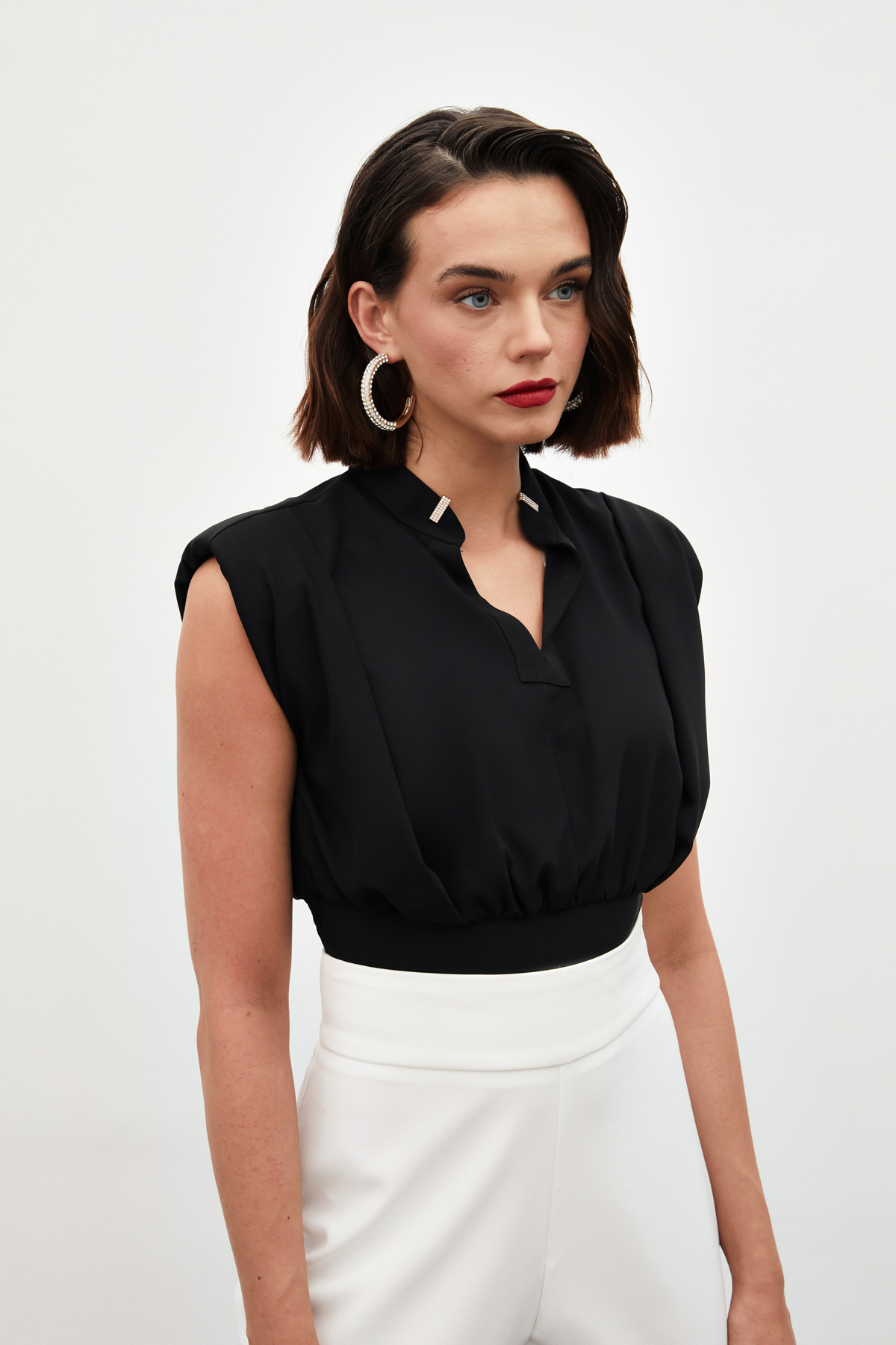 Yaka Aksesuarlı Kolsuz Bluz - SİYAH