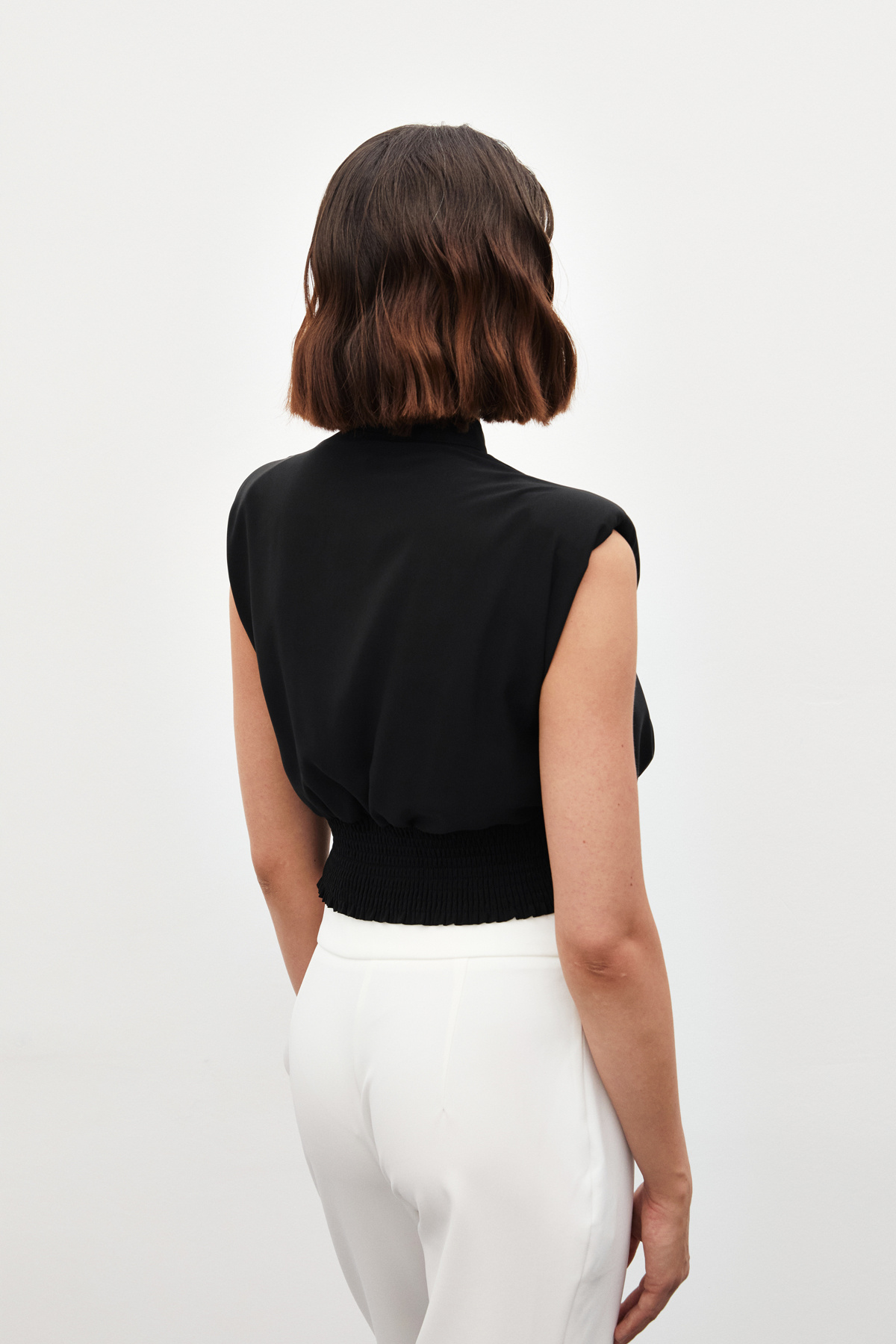 Yaka Aksesuarlı Kolsuz Bluz - SİYAH