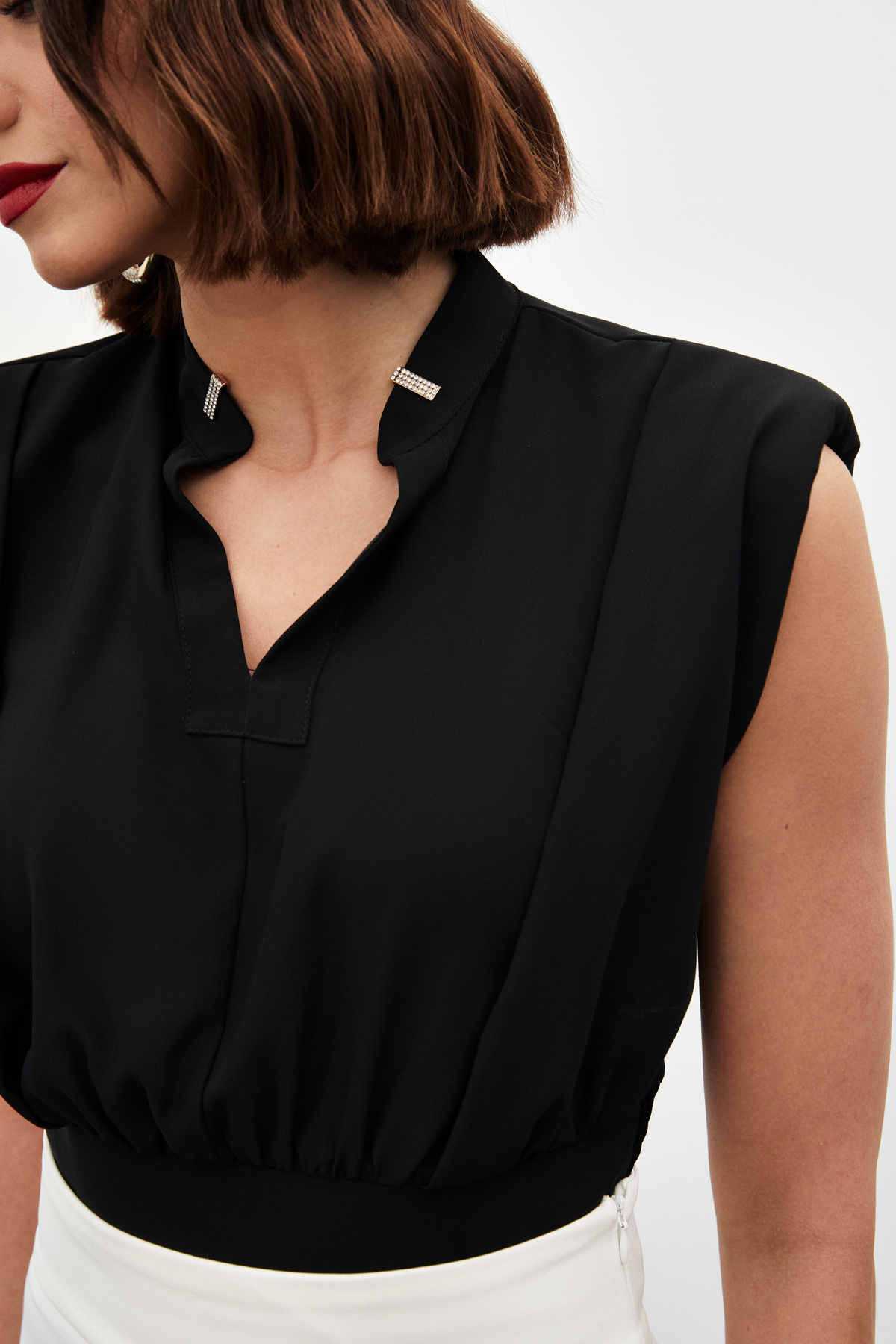 Yaka Aksesuarlı Kolsuz Bluz - SİYAH
