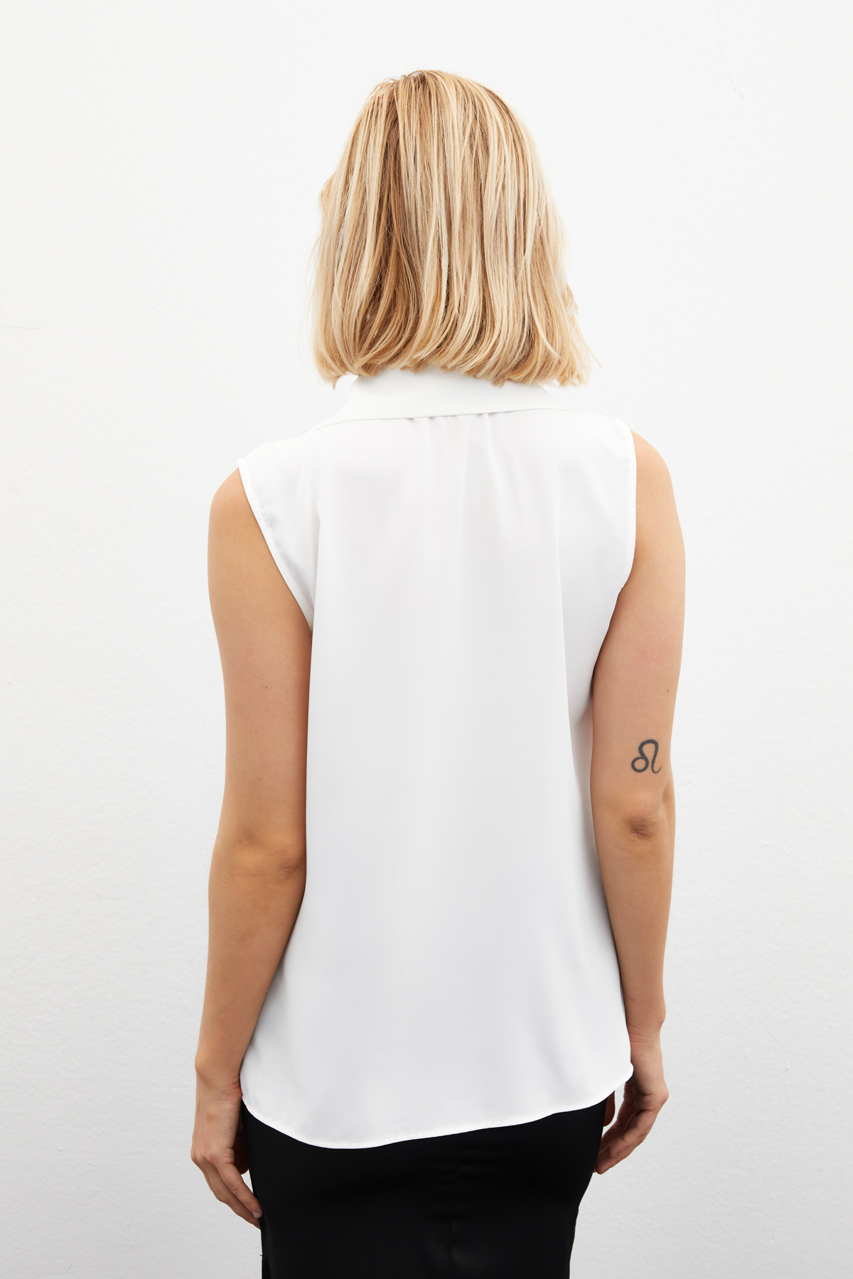 Yaka Aksesuarlı Kolsuz Gömlek - EKRU