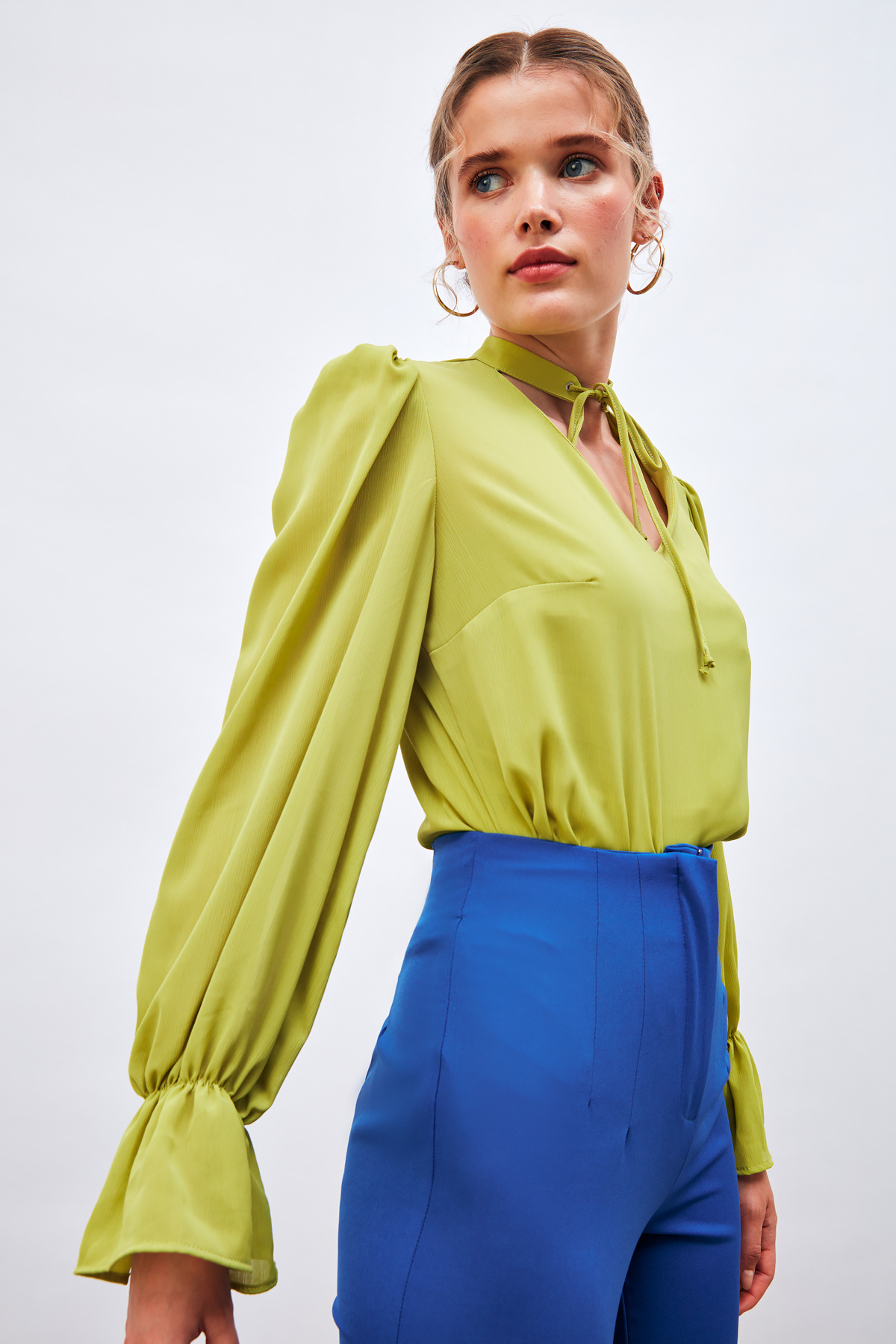 Yaka Bağlama Detaylı Salaş Bluz - YAĞ YEŞİLİ