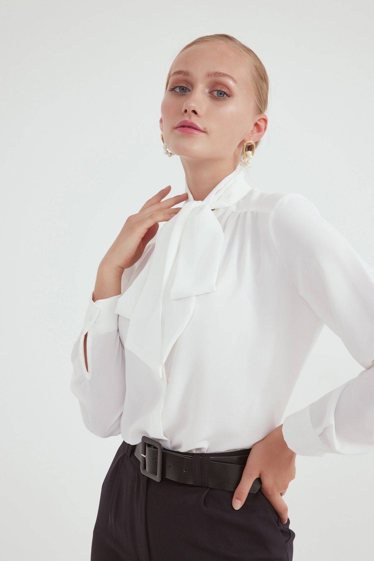 Yaka bağlamalı  şifon gömlek - EKRU