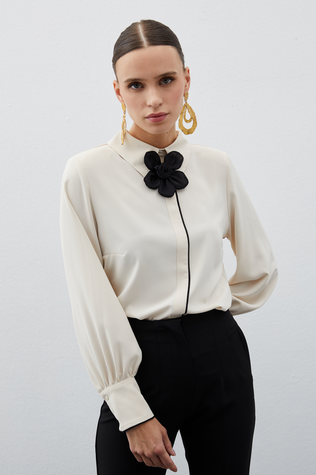 Yaka Çiçek Detaylı Bluz - BEJ