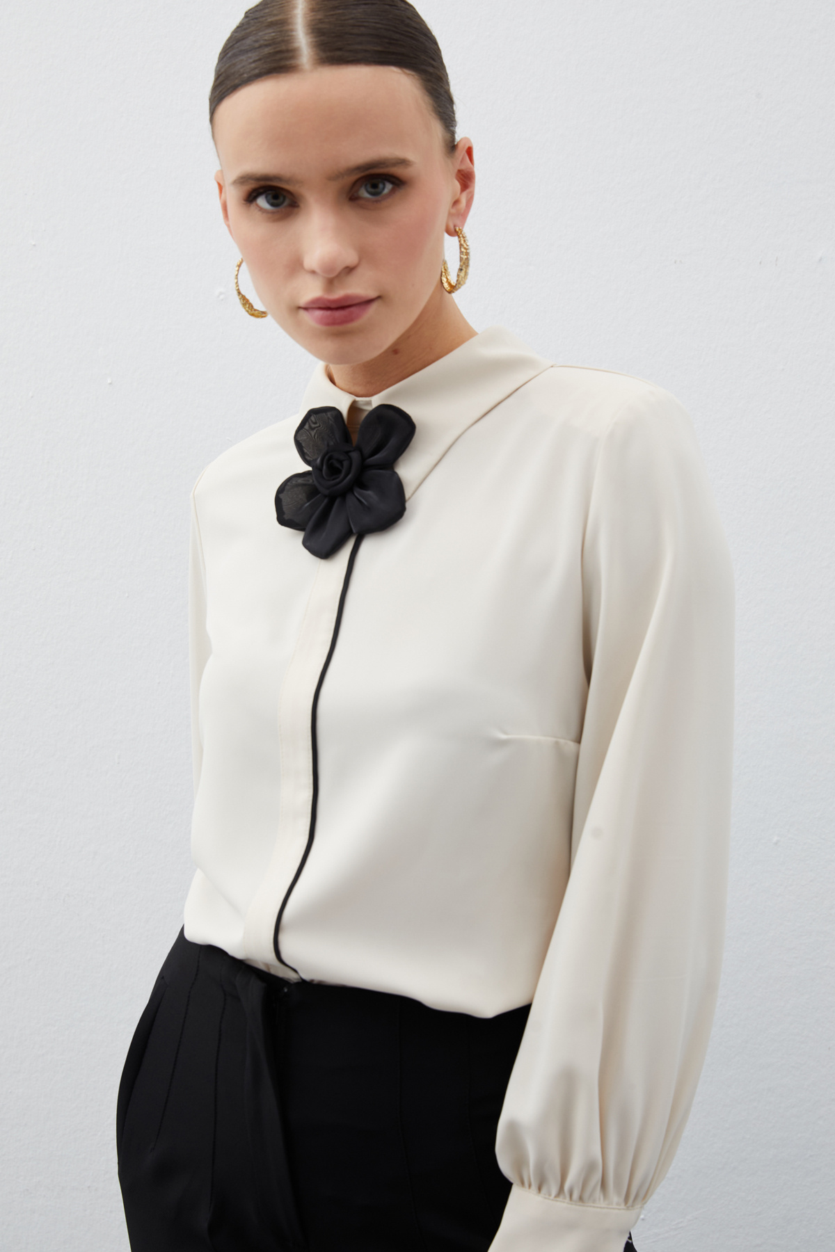 Yaka Çiçek Detaylı Bluz - BEJ