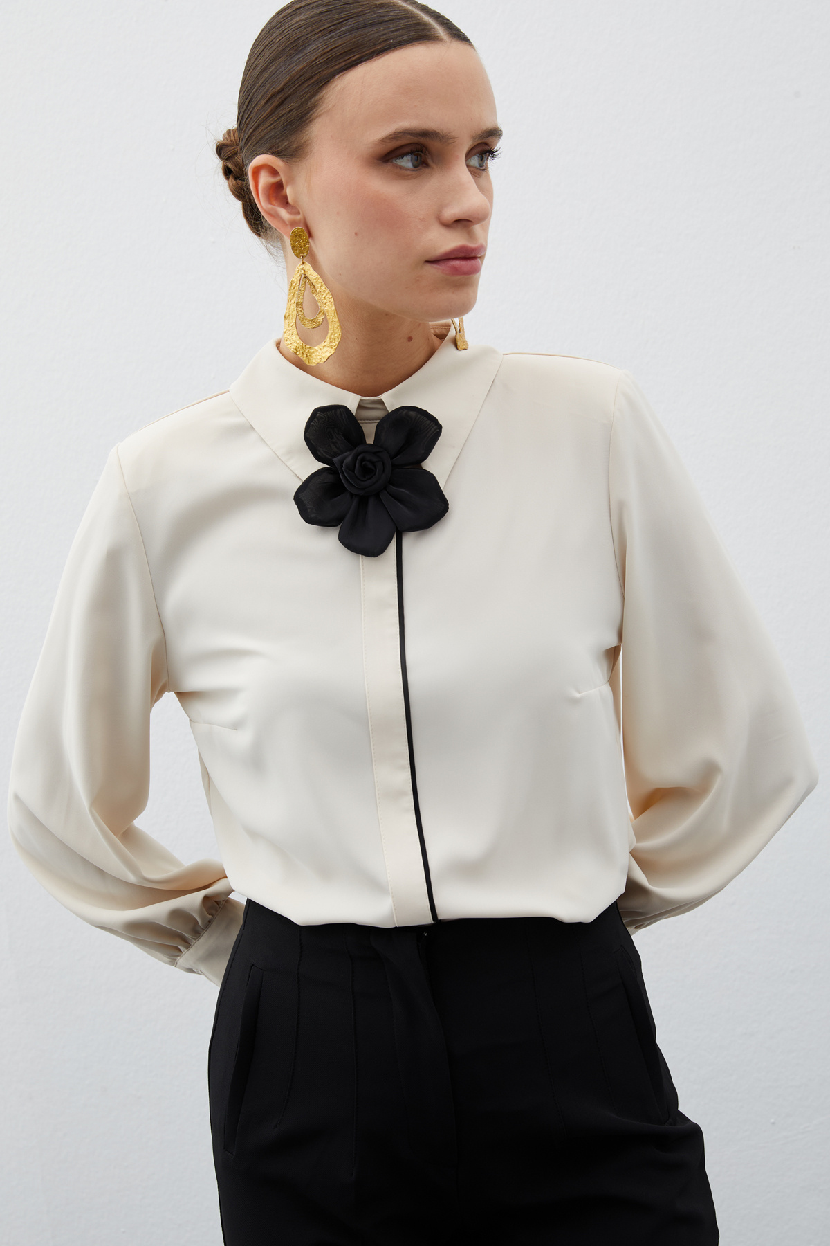 Yaka Çiçek Detaylı Bluz - BEJ