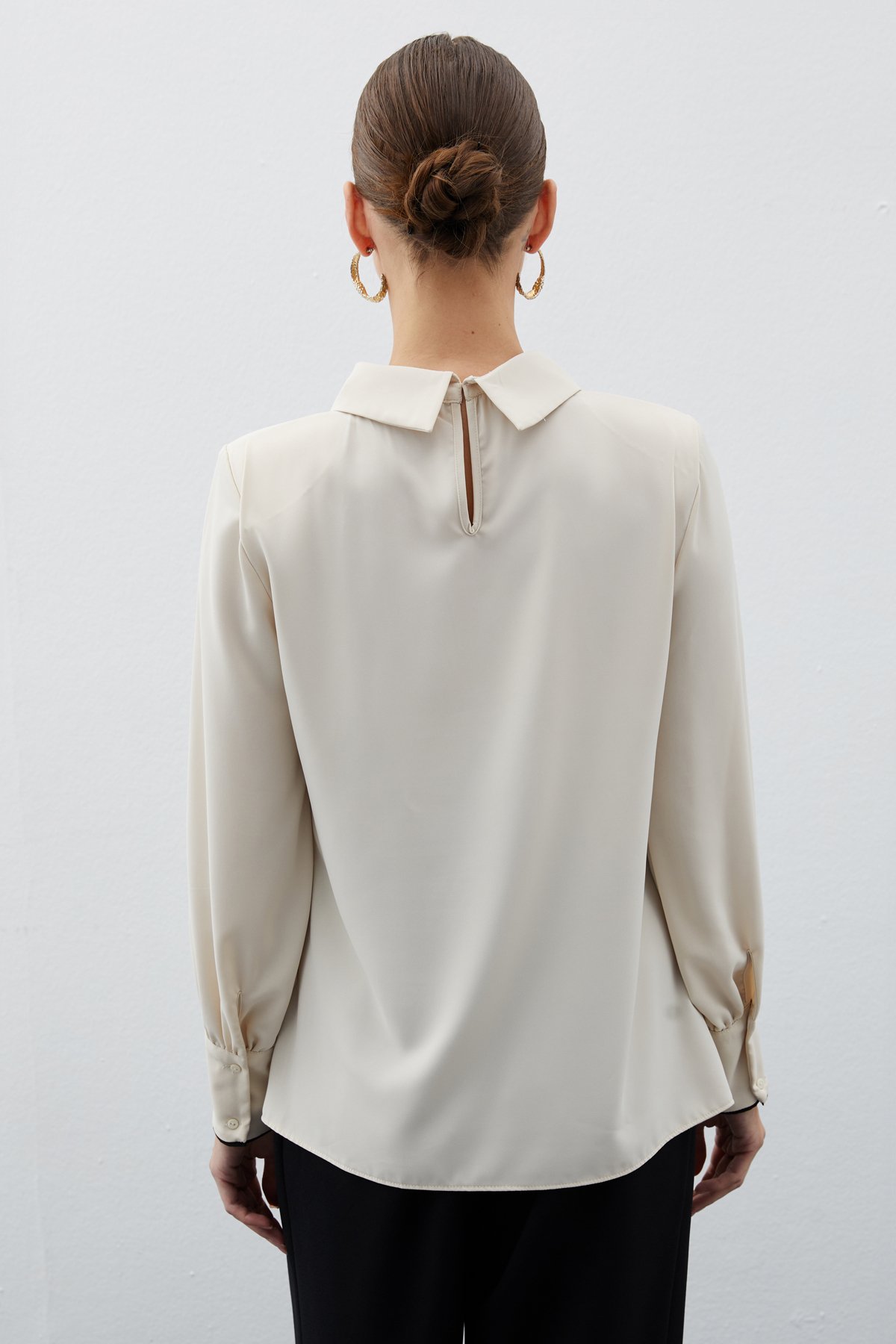 Yaka Çiçek Detaylı Bluz - BEJ