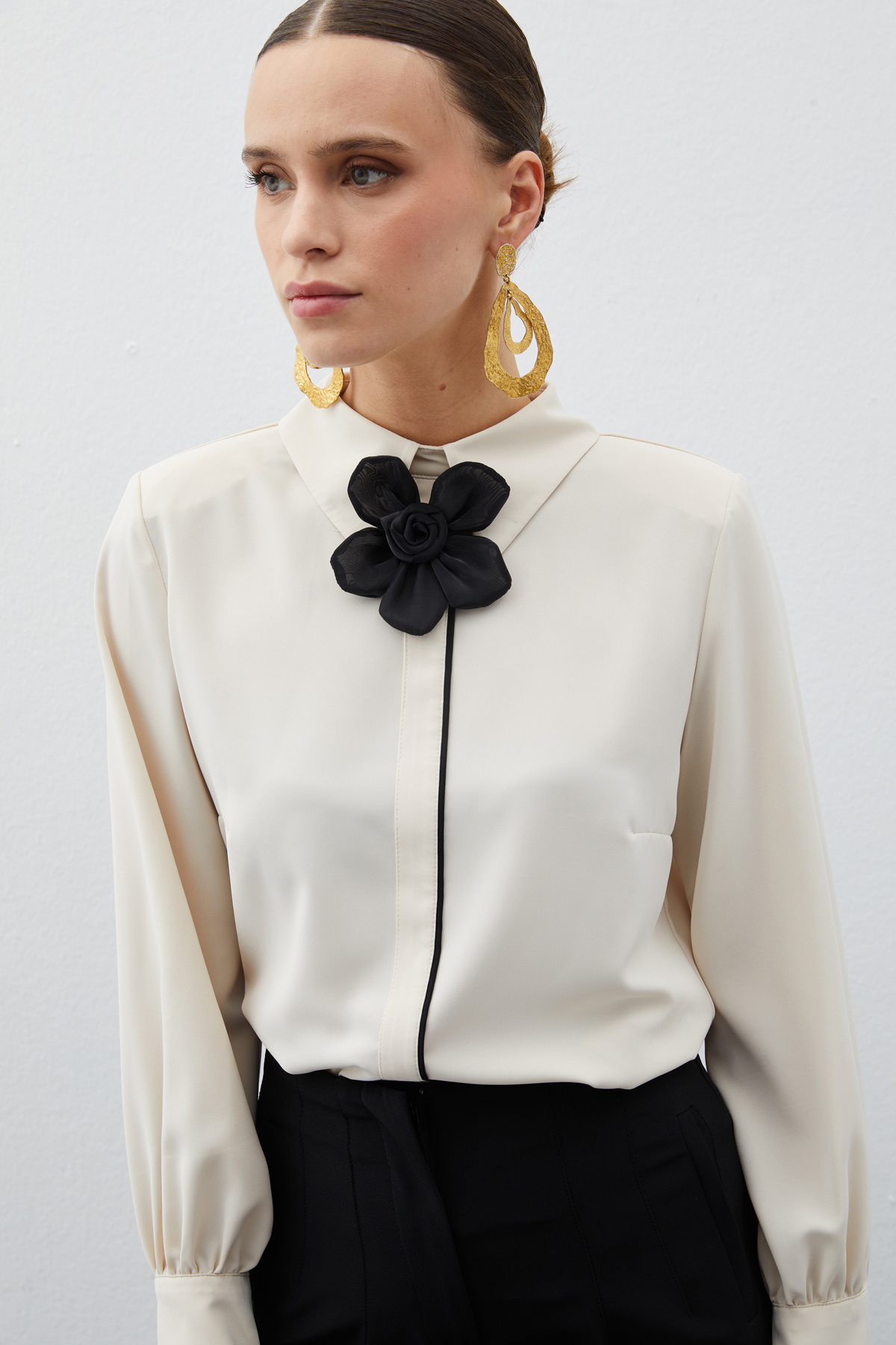 Yaka Çiçek Detaylı Bluz - BEJ