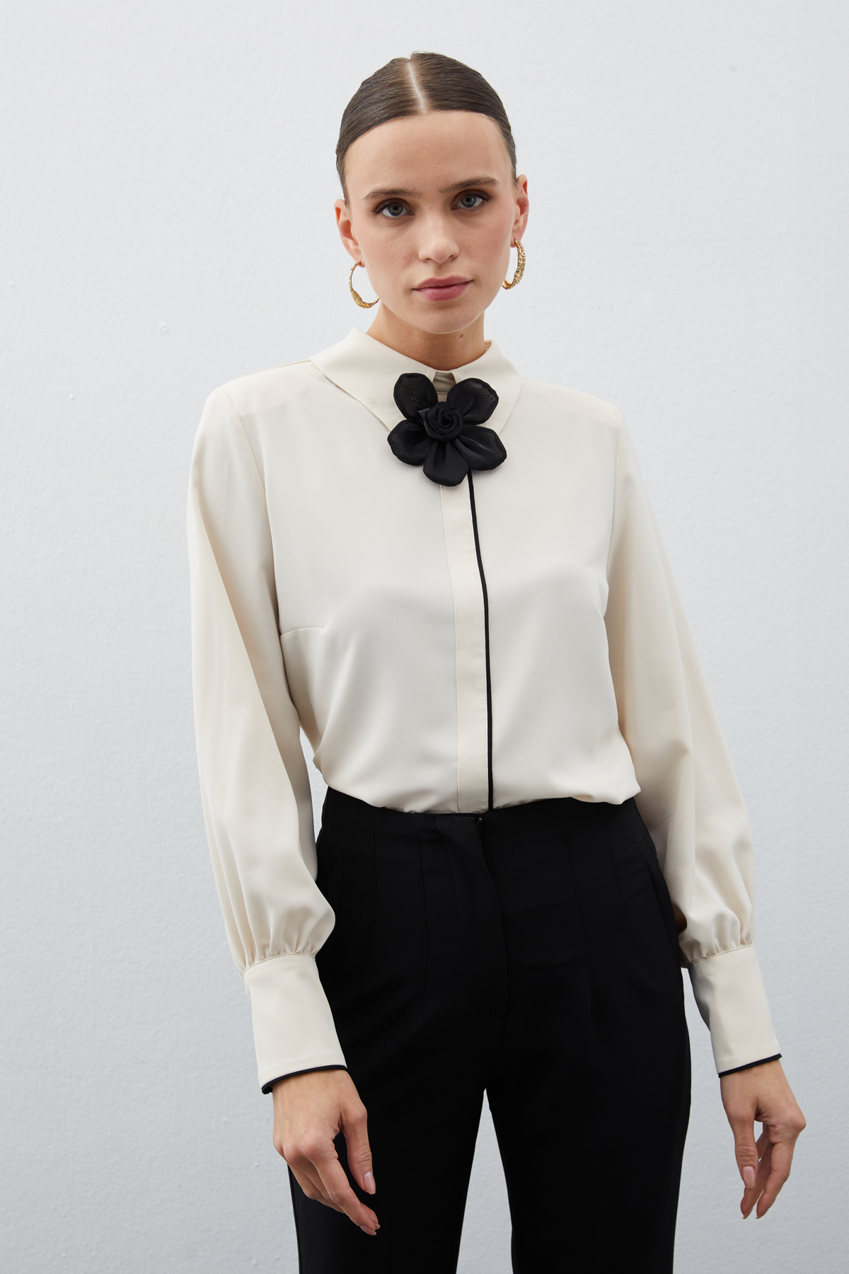 Yaka Çiçek Detaylı Bluz - BEJ