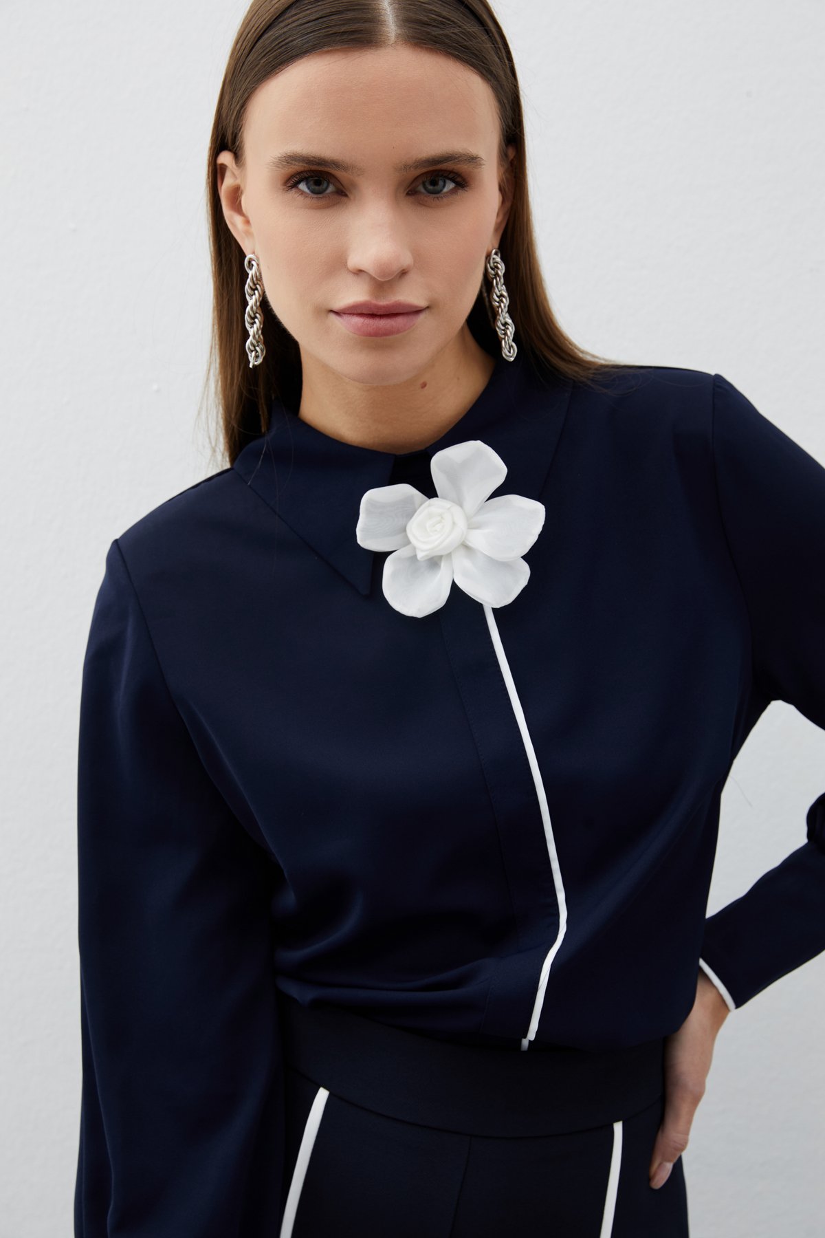 Yaka Çiçek Detaylı Bluz - LACİVERT