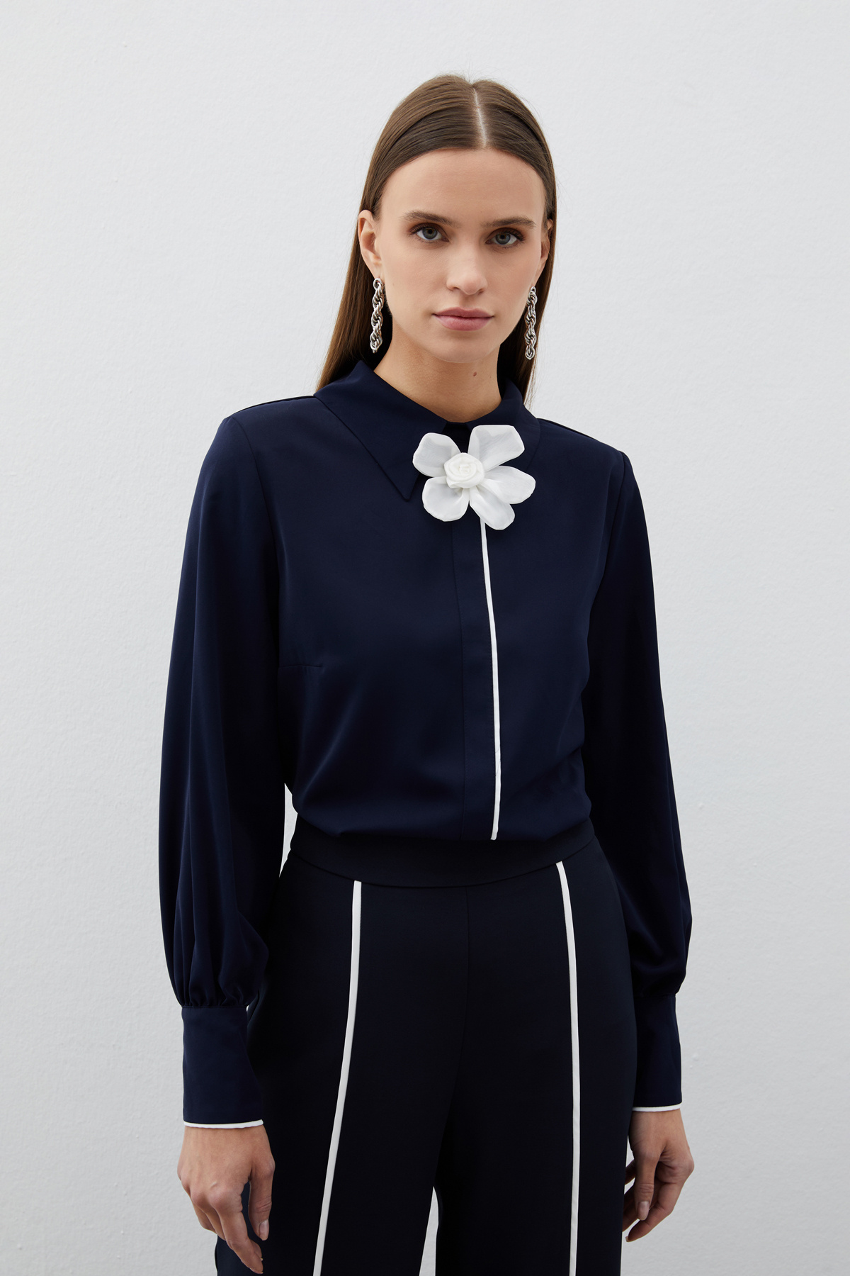 Yaka Çiçek Detaylı Bluz - LACİVERT