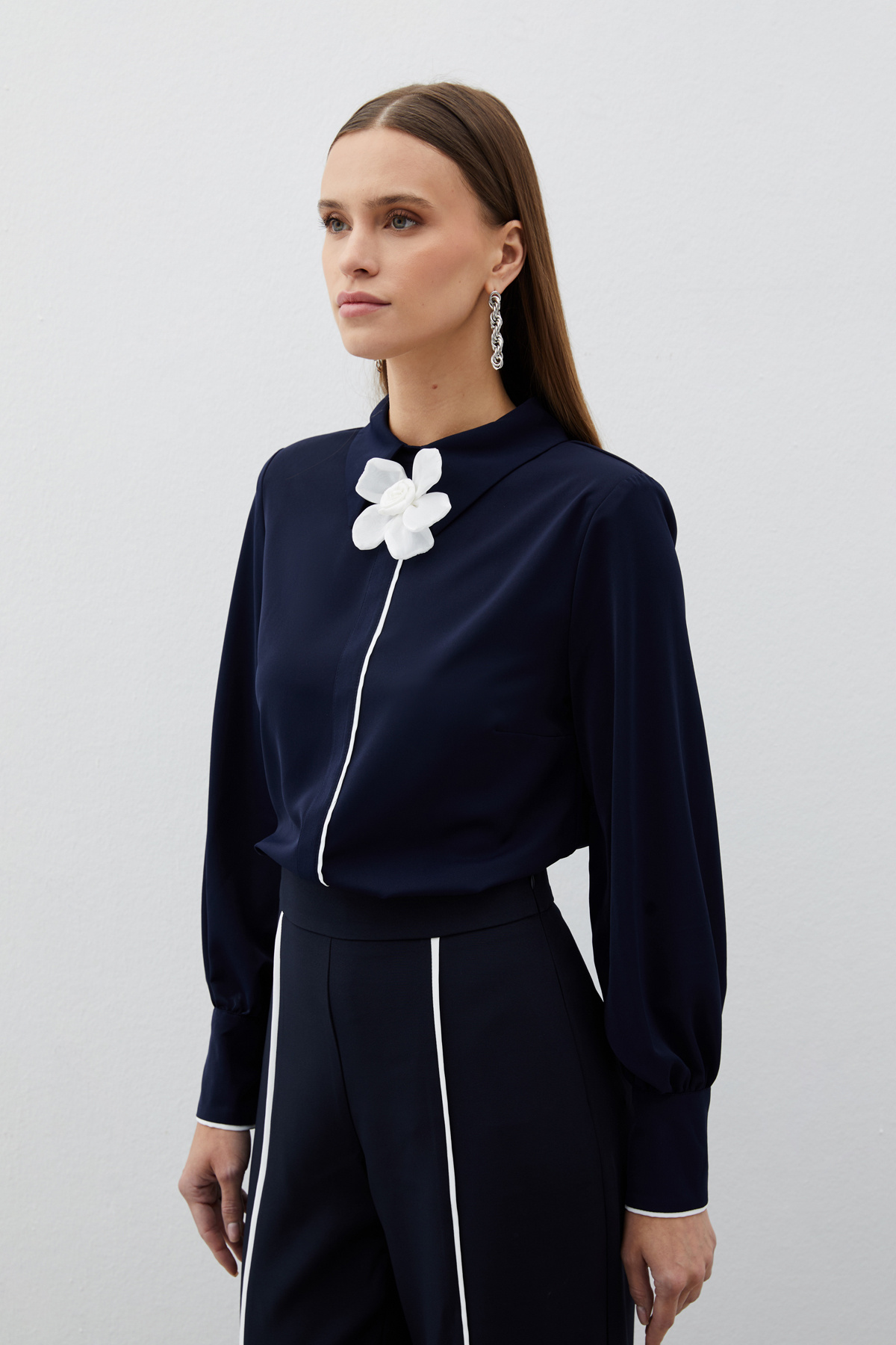 Yaka Çiçek Detaylı Bluz - LACİVERT