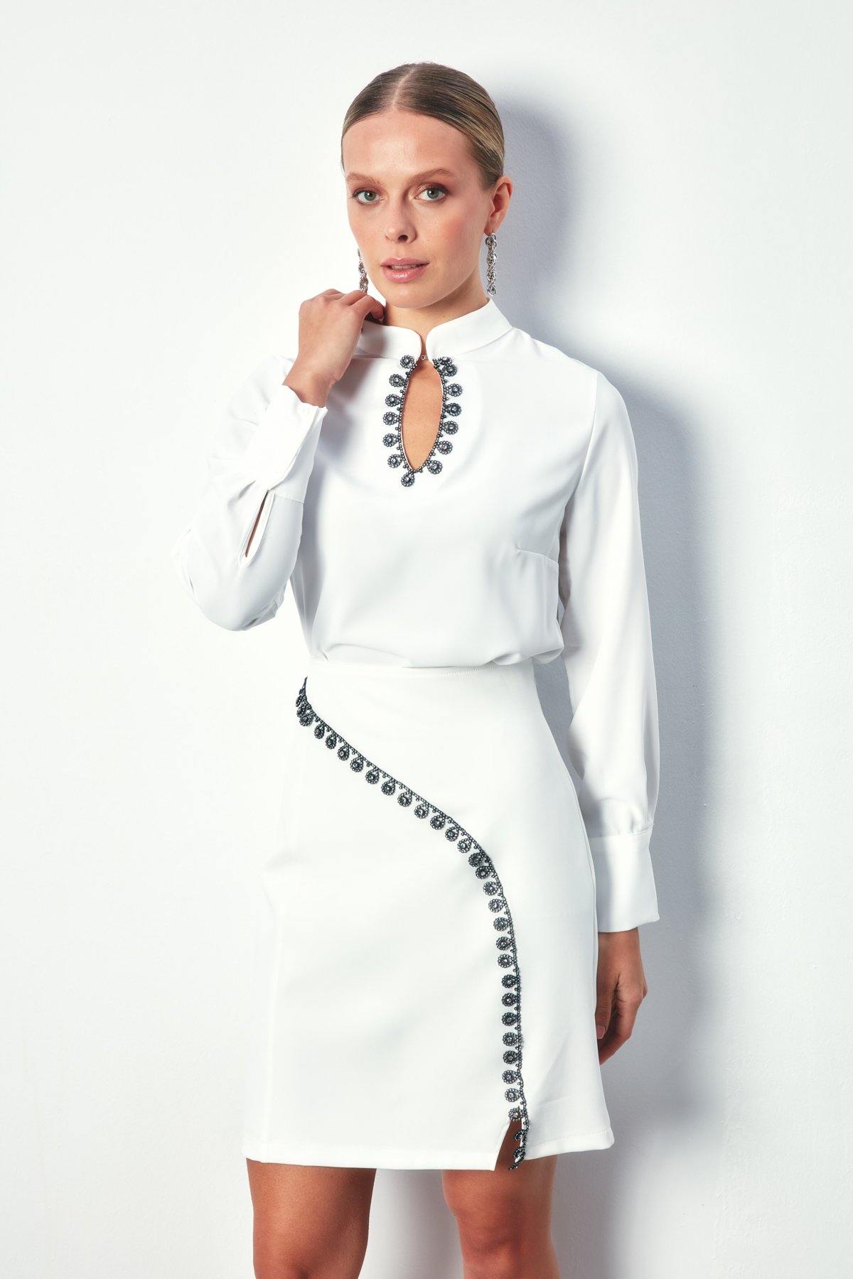 Yaka Damla Detaylı Bluz - EKRU