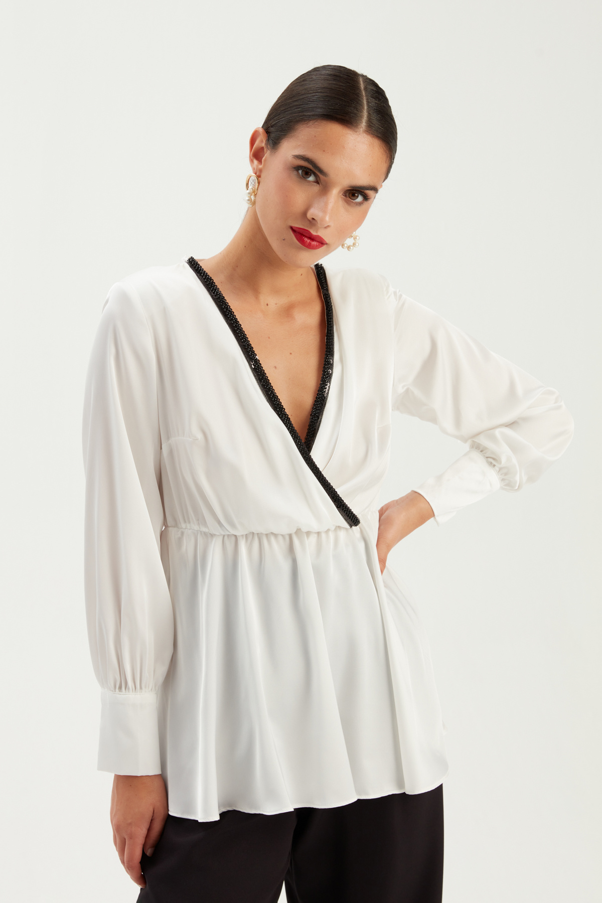 Yaka Detaylı Kruvaze Bluz - EKRU