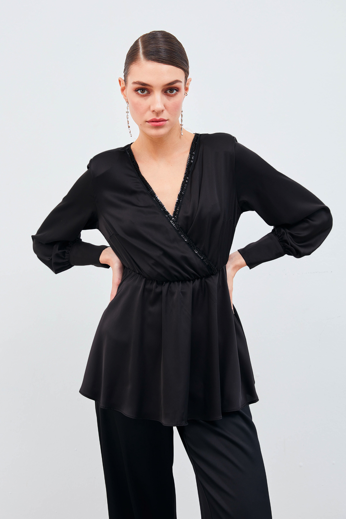 Yaka Detaylı Kruvaze Bluz - SİYAH