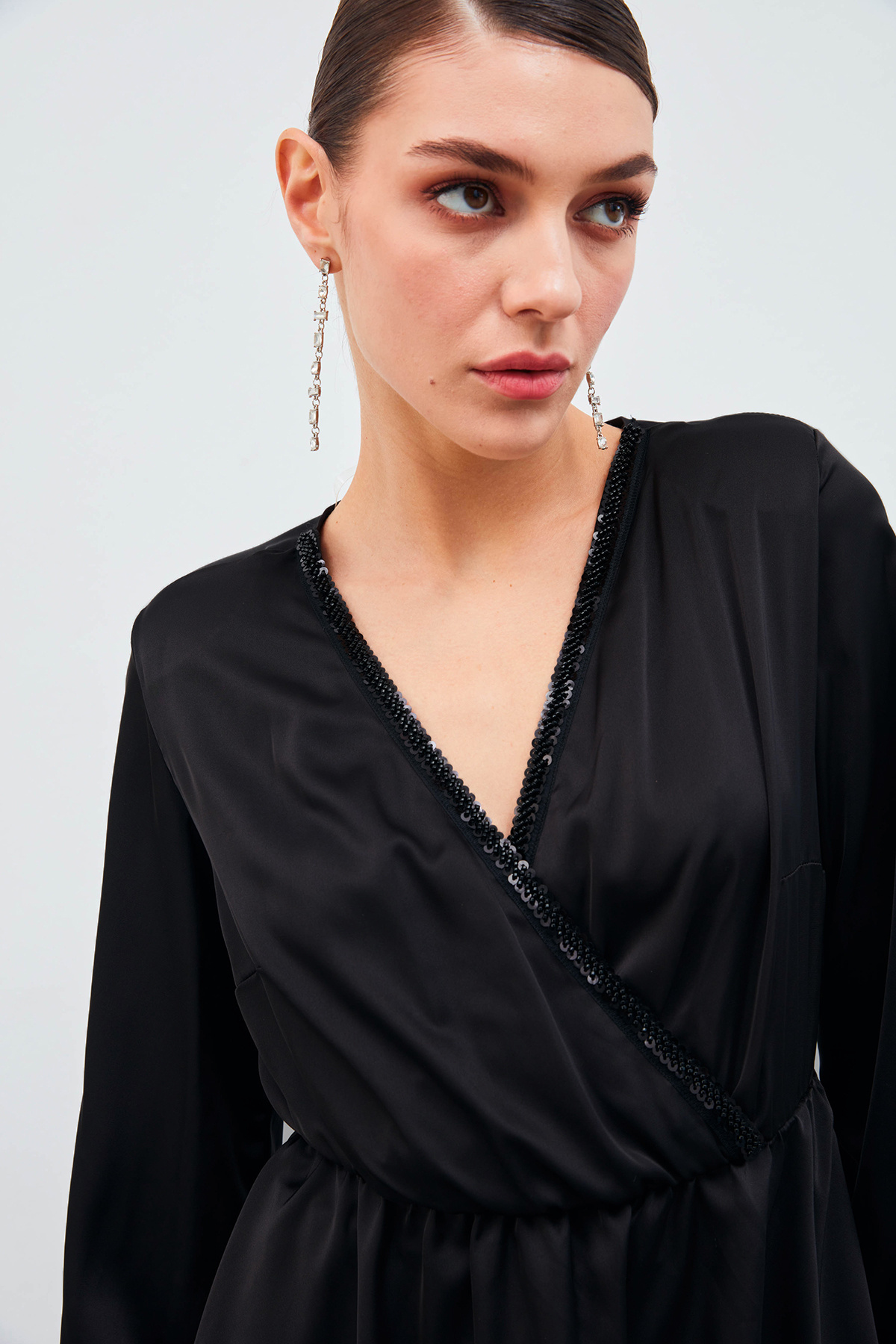 Yaka Detaylı Kruvaze Bluz - SİYAH