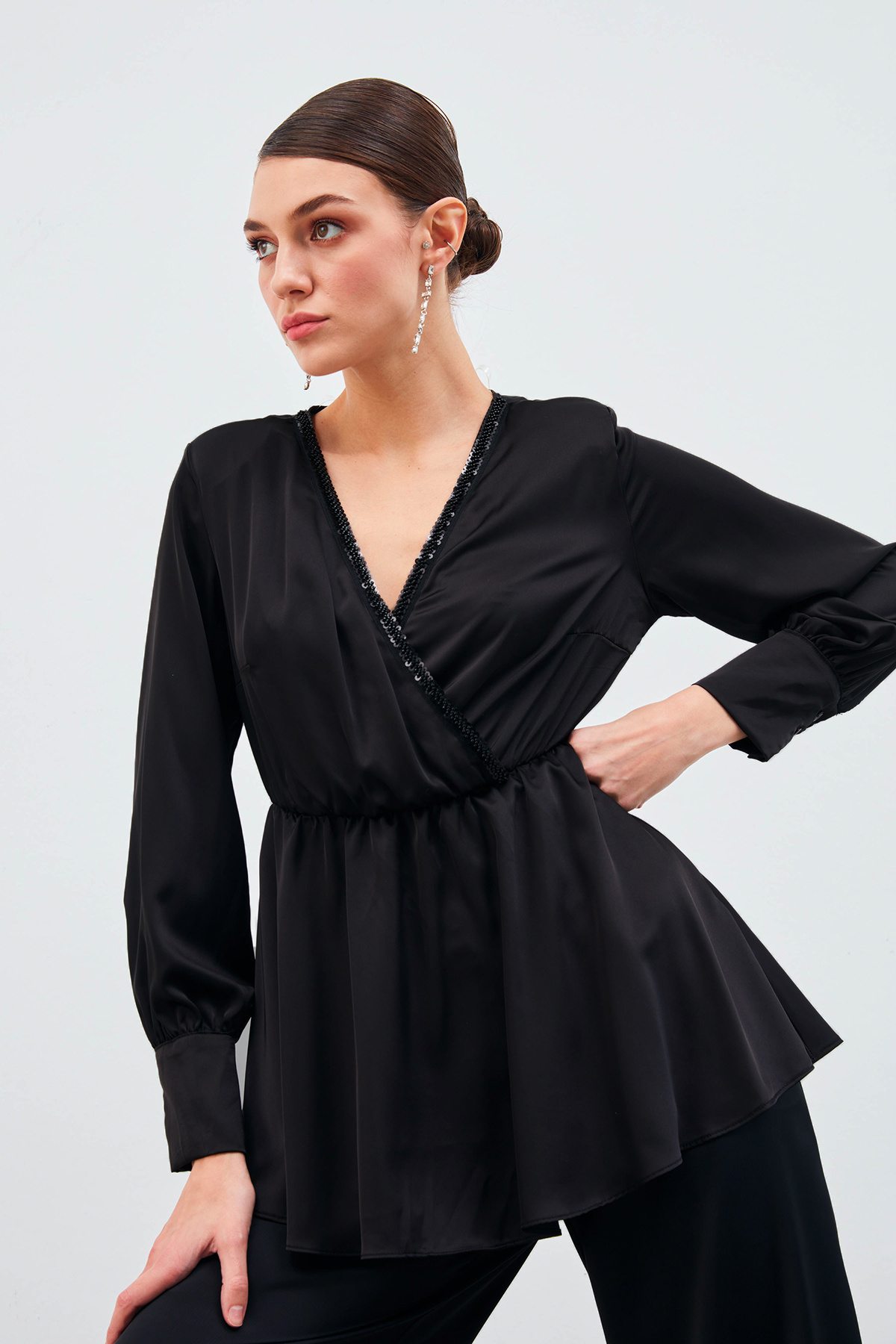 Yaka Detaylı Kruvaze Bluz - SİYAH