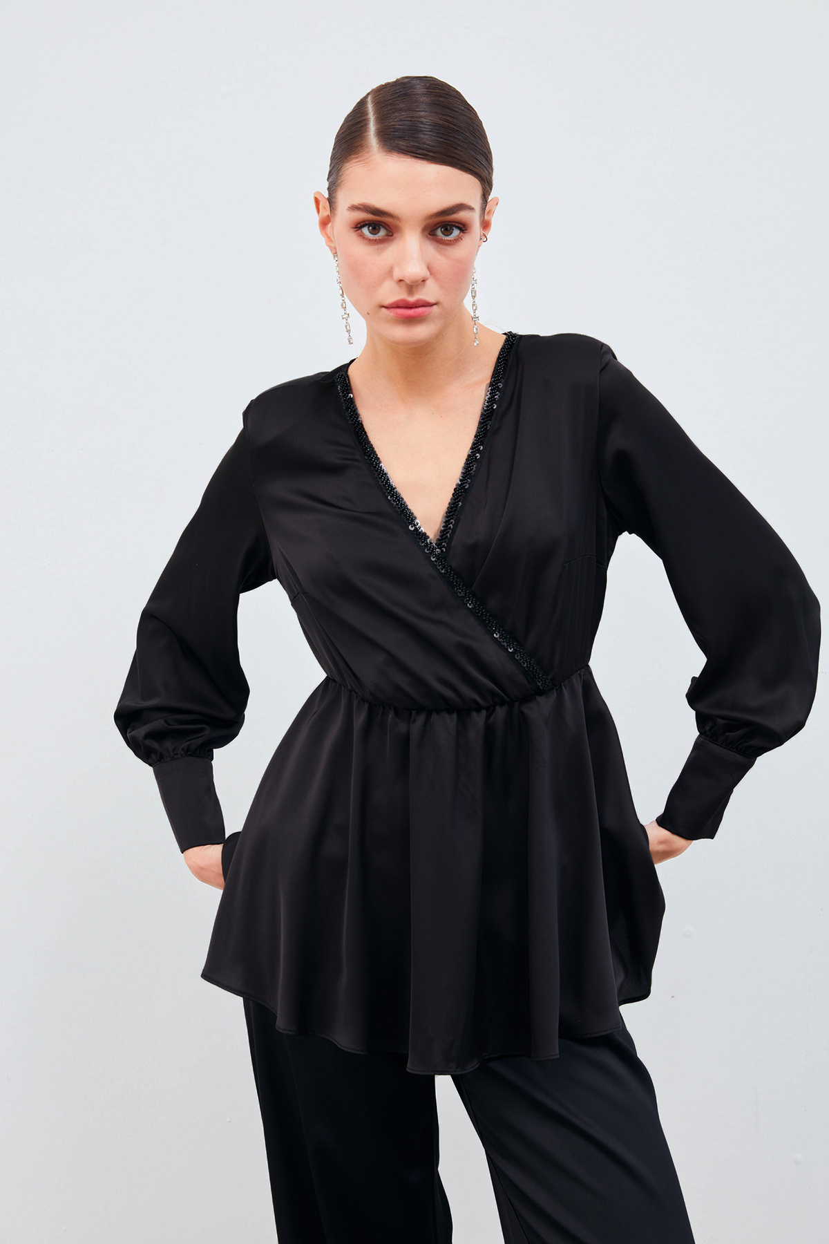 Yaka Detaylı Kruvaze Bluz - SİYAH