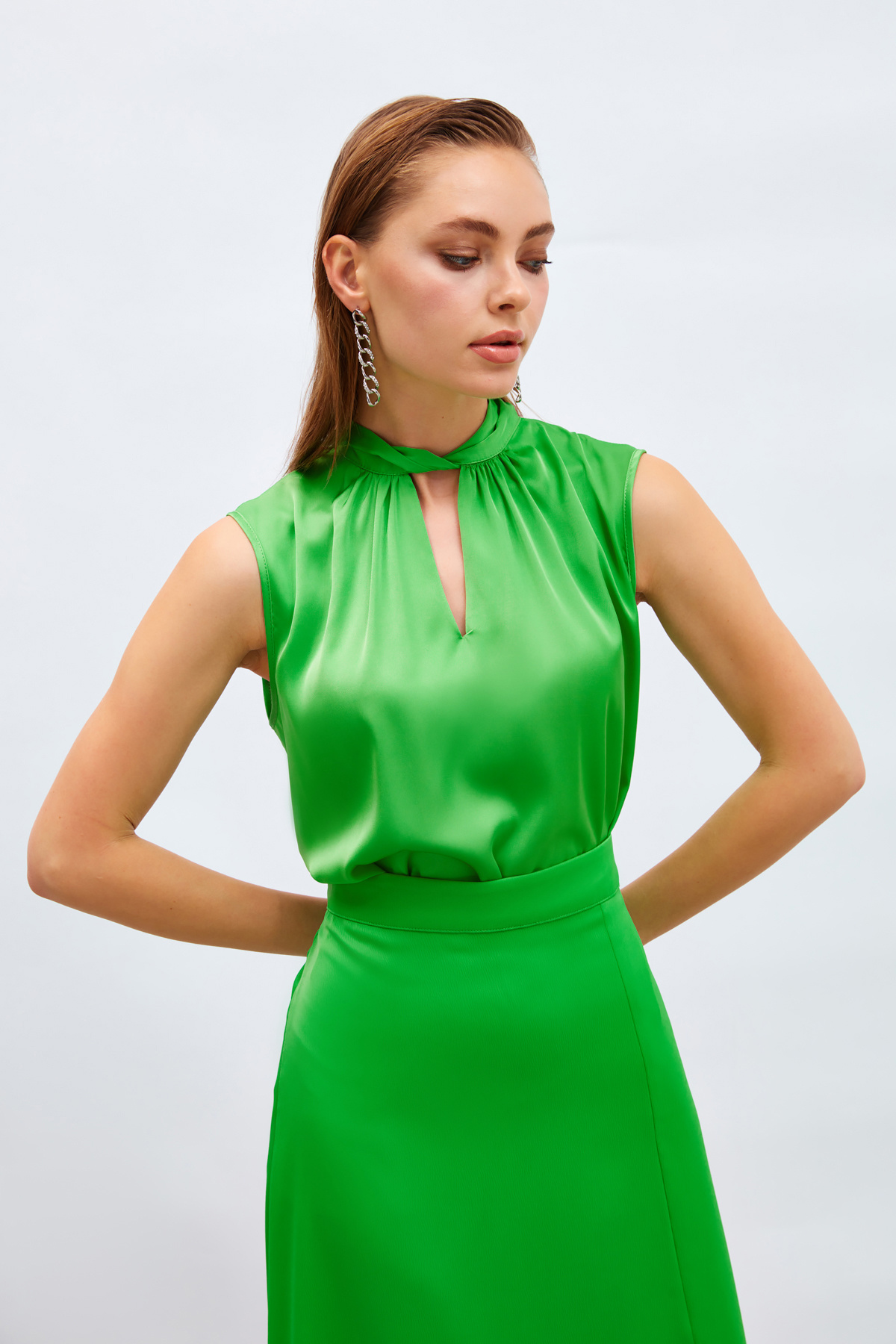 Yaka Detaylı Saten Bluz - AÇIK YEŞİL