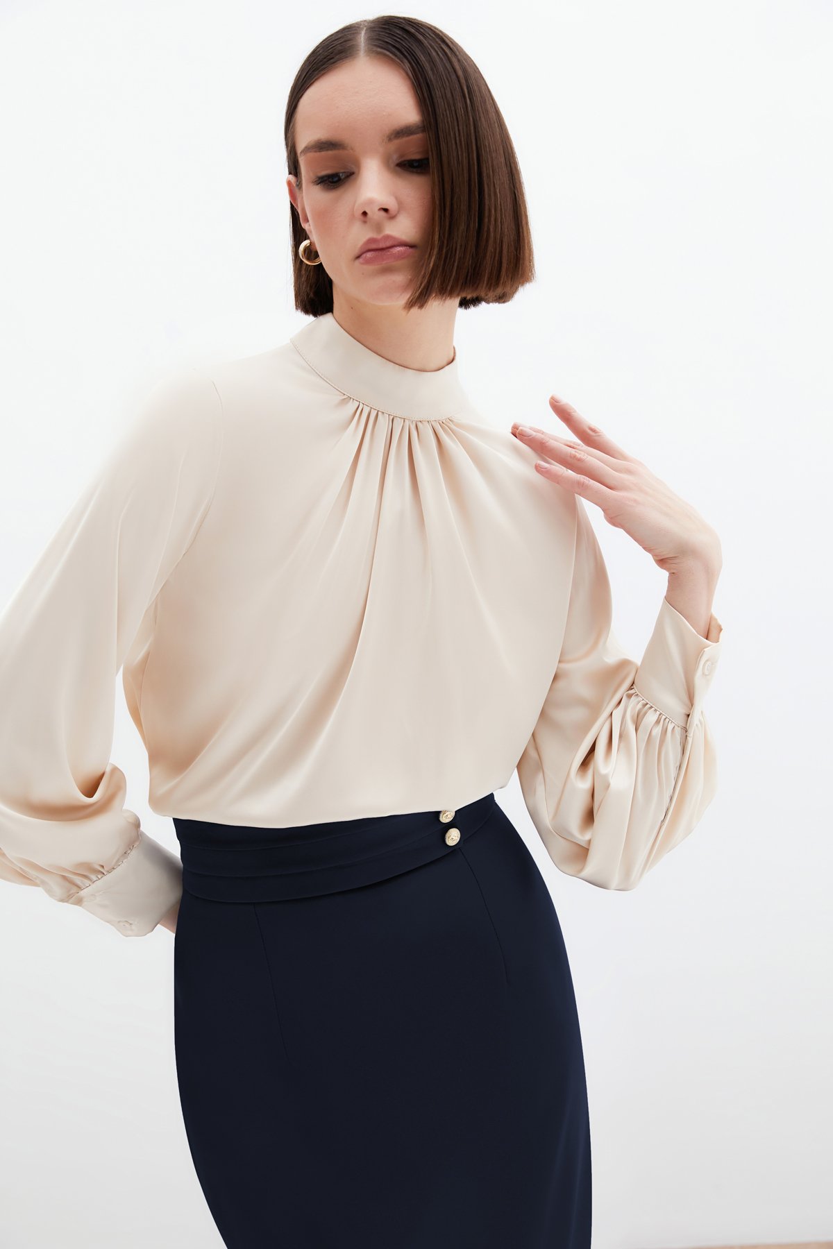 Yaka Detaylı Saten Bluz - Bej