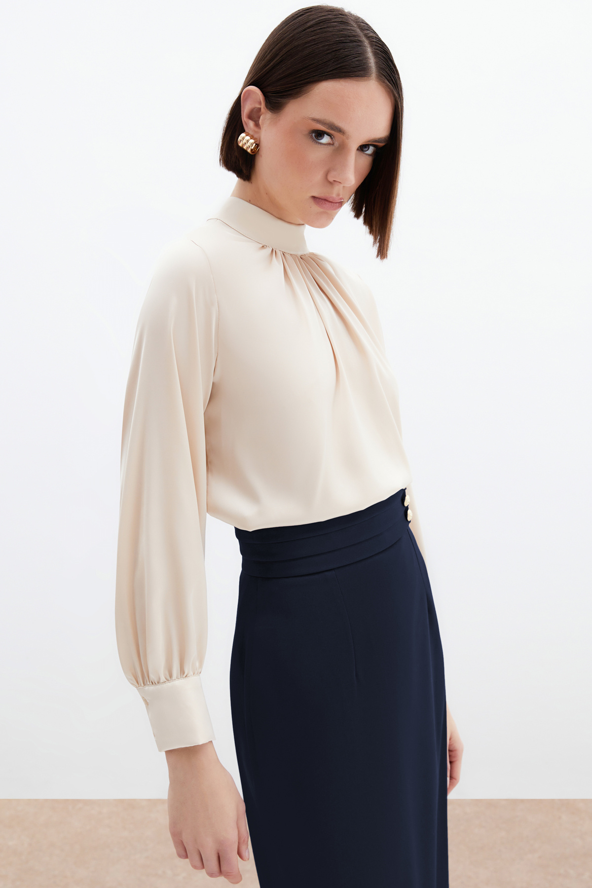 Yaka Detaylı Saten Bluz - Bej