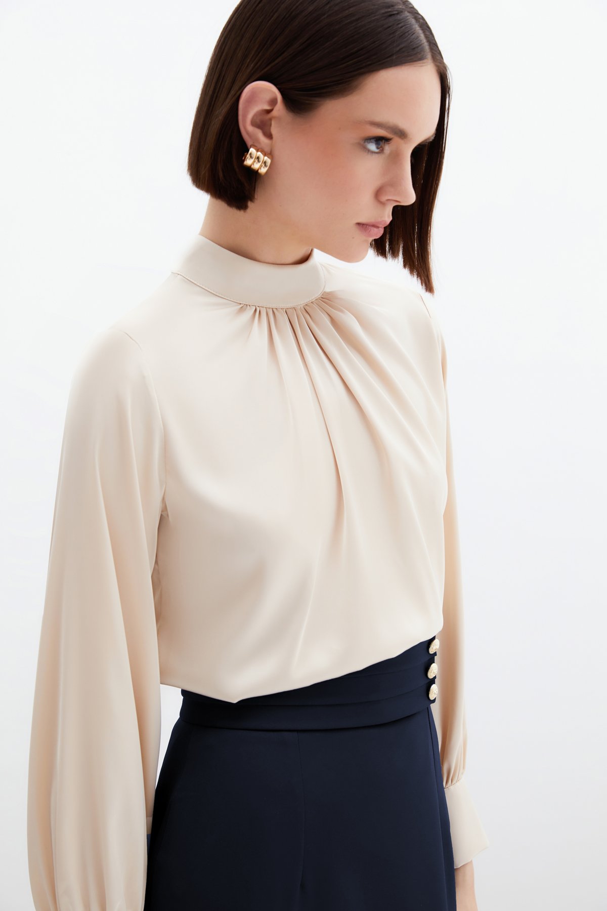 Yaka Detaylı Saten Bluz - Bej