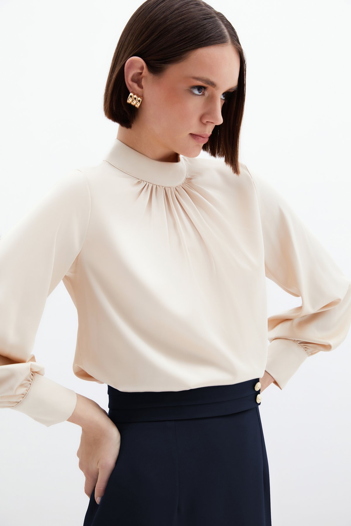 Yaka Detaylı Saten Bluz - Bej