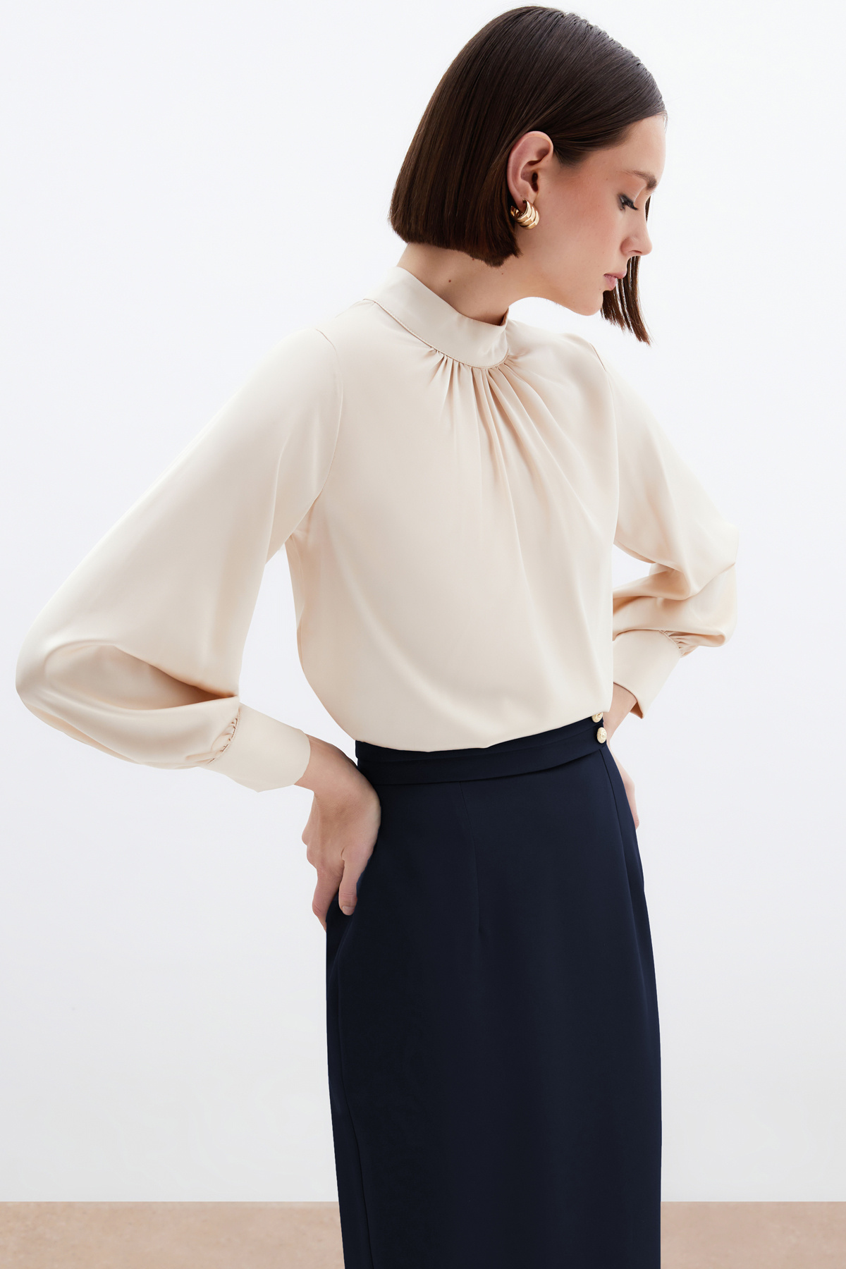 Yaka Detaylı Saten Bluz - Bej