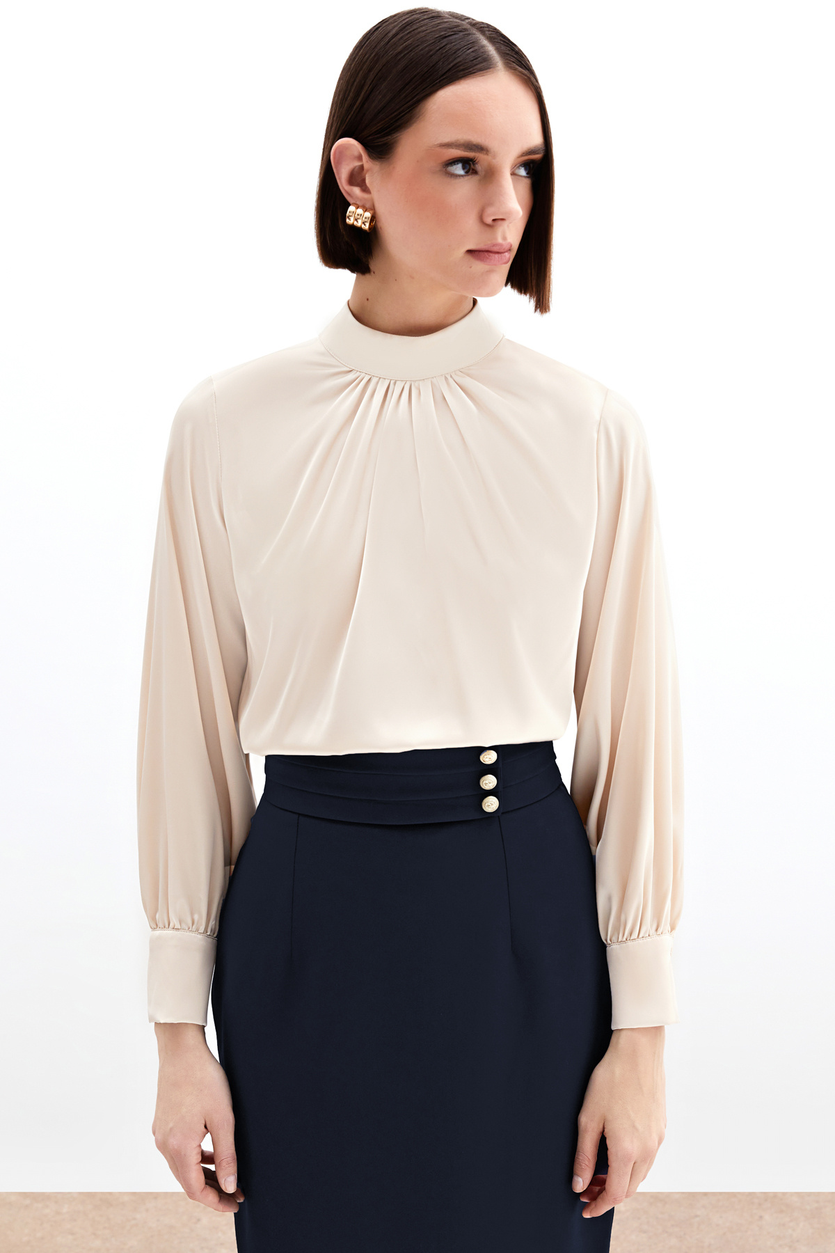 Yaka Detaylı Saten Bluz - Bej