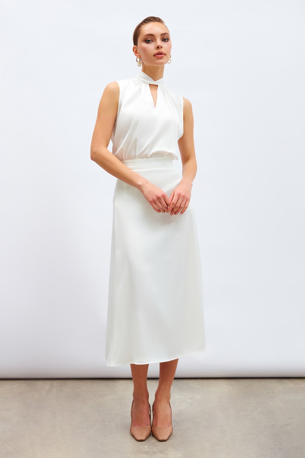 Yaka Detaylı Saten Bluz - EKRU