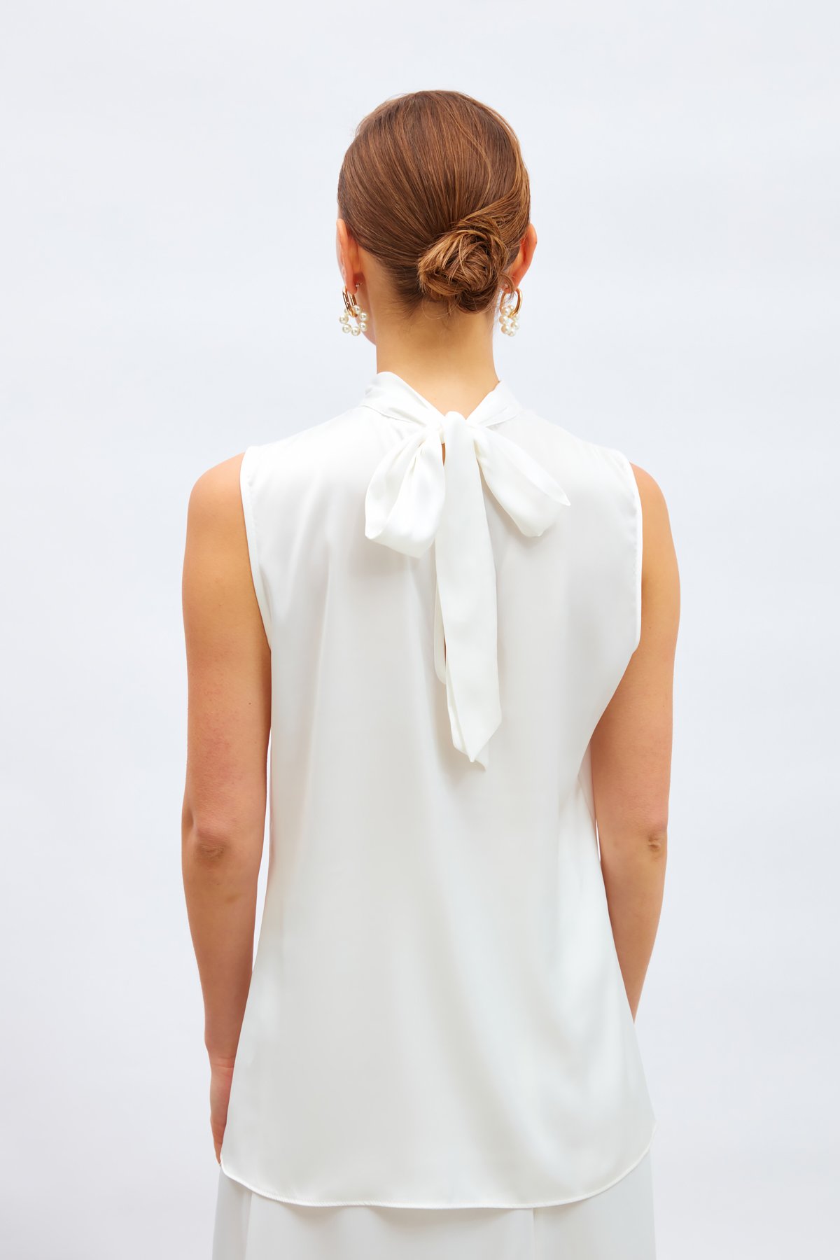 Yaka Detaylı Saten Bluz - EKRU