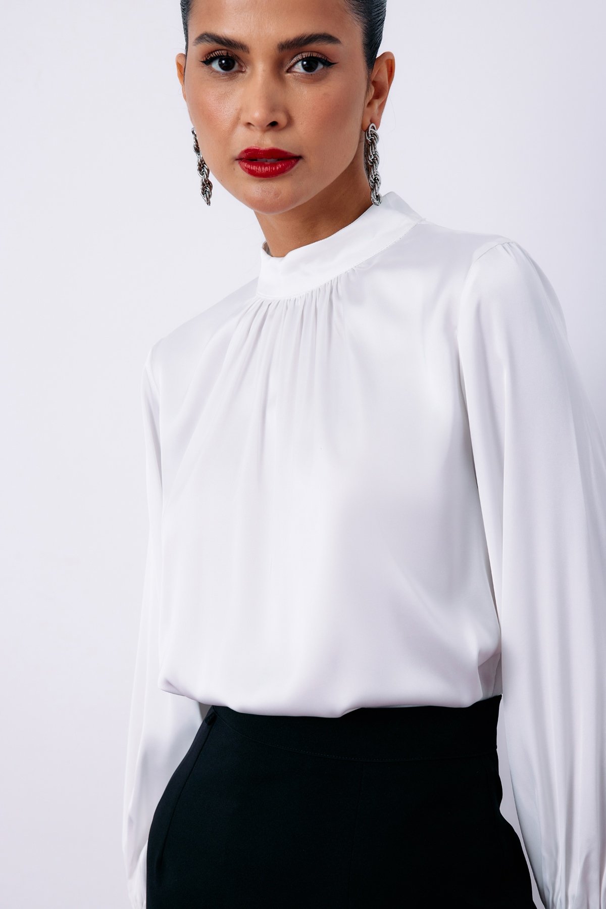 Yaka Detaylı Saten Bluz - EKRU