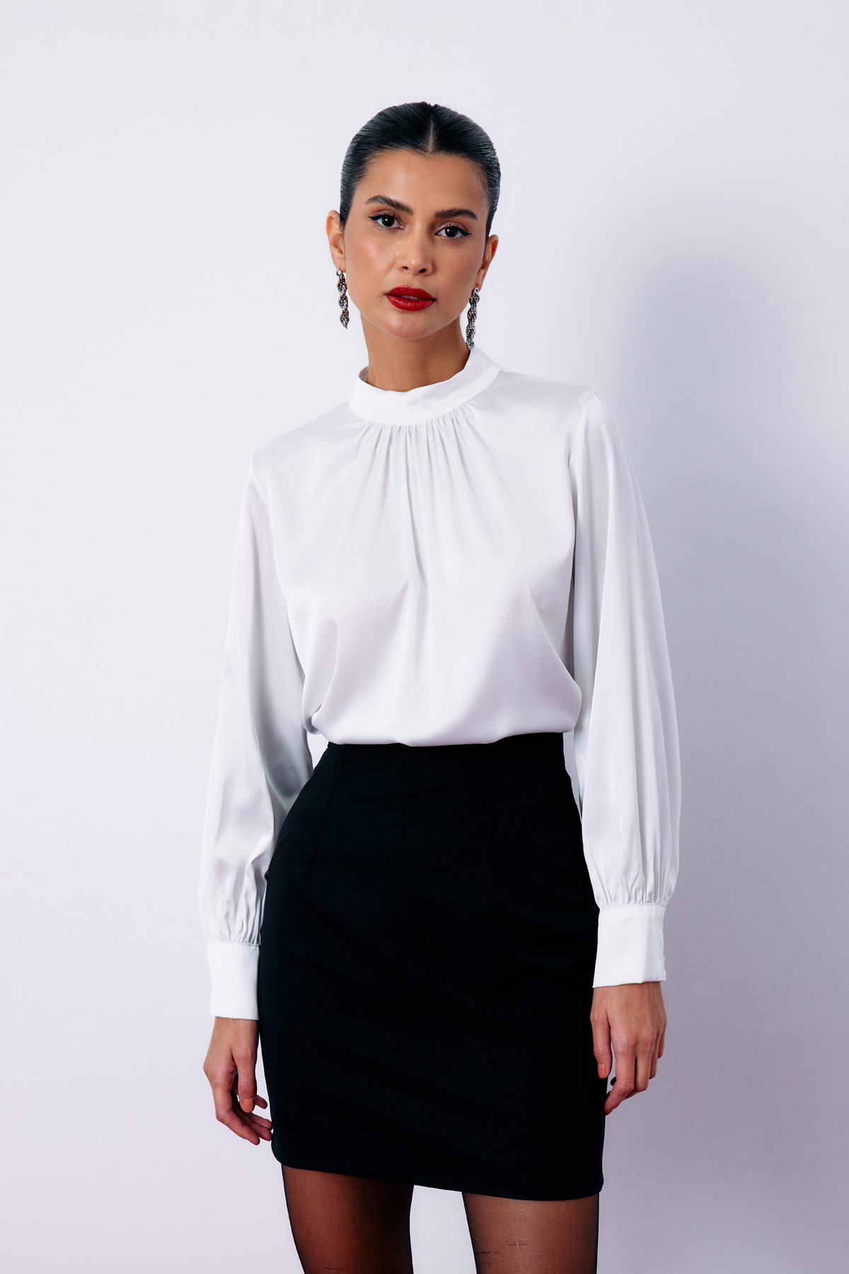 Yaka Detaylı Saten Bluz - EKRU