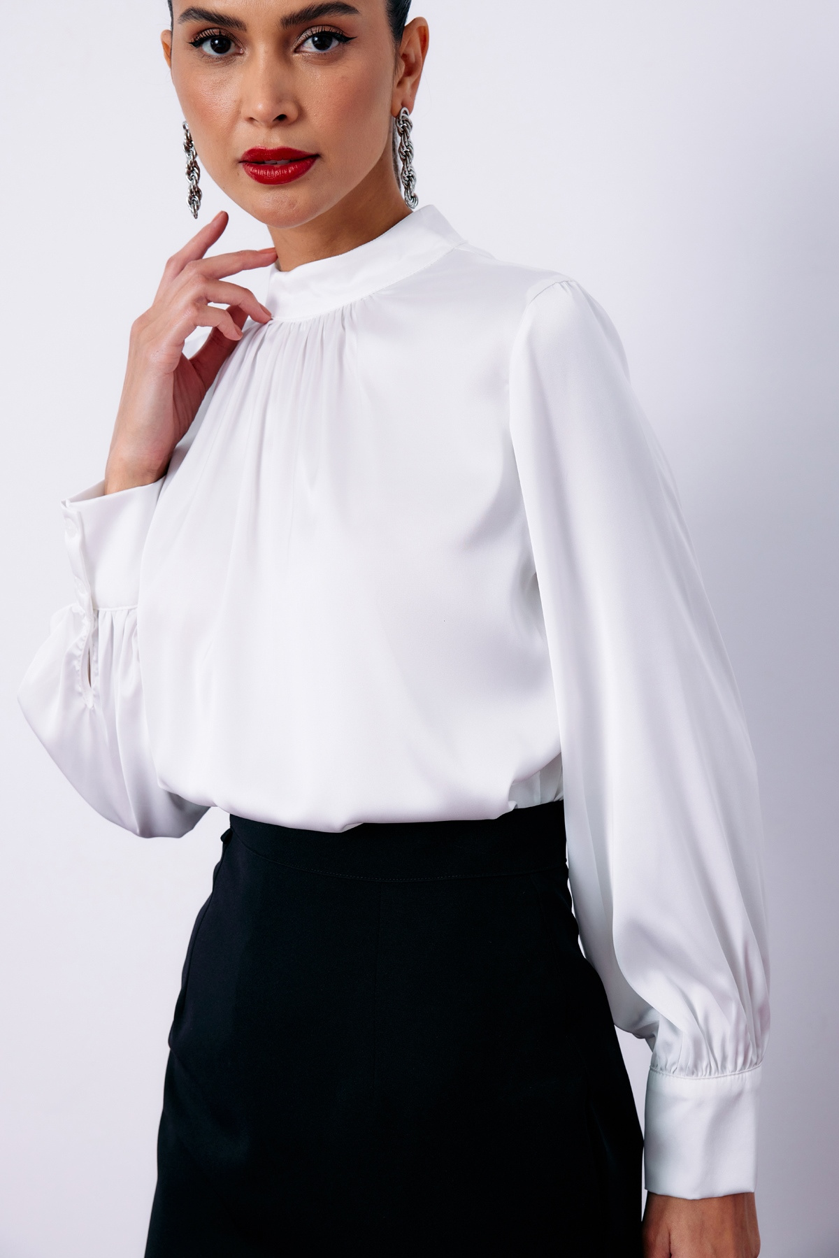 Yaka Detaylı Saten Bluz - EKRU