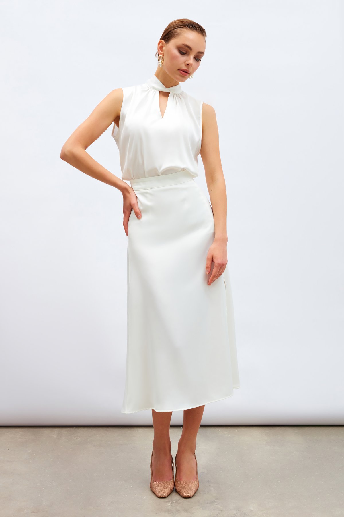 Yaka Detaylı Saten Bluz - EKRU