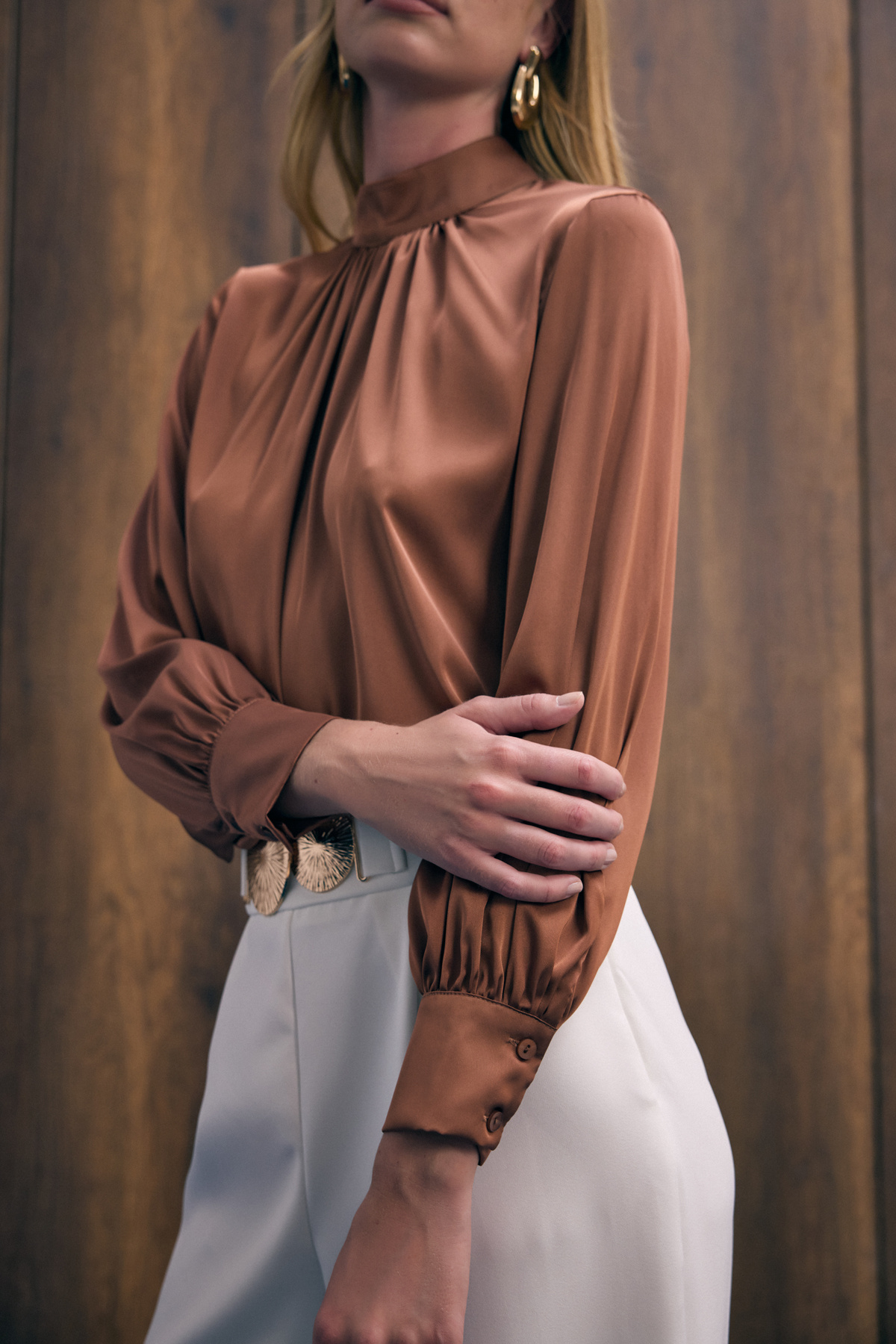 Yaka Detaylı Saten Bluz - Kahve