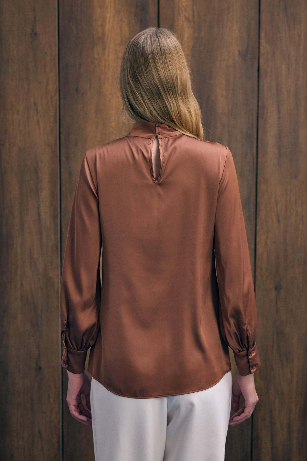 Yaka Detaylı Saten Bluz - Kahve
