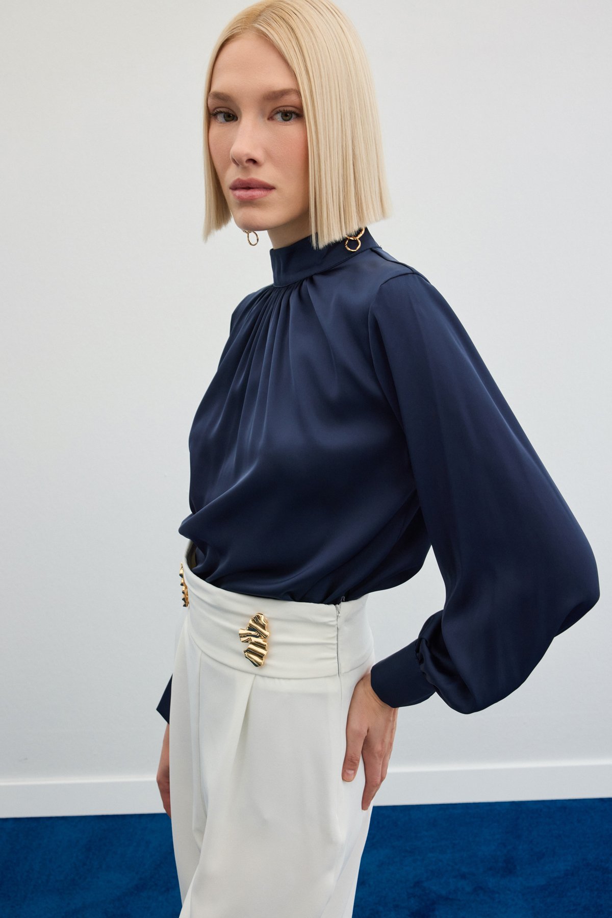 Yaka Detaylı Saten Bluz - Lacivert