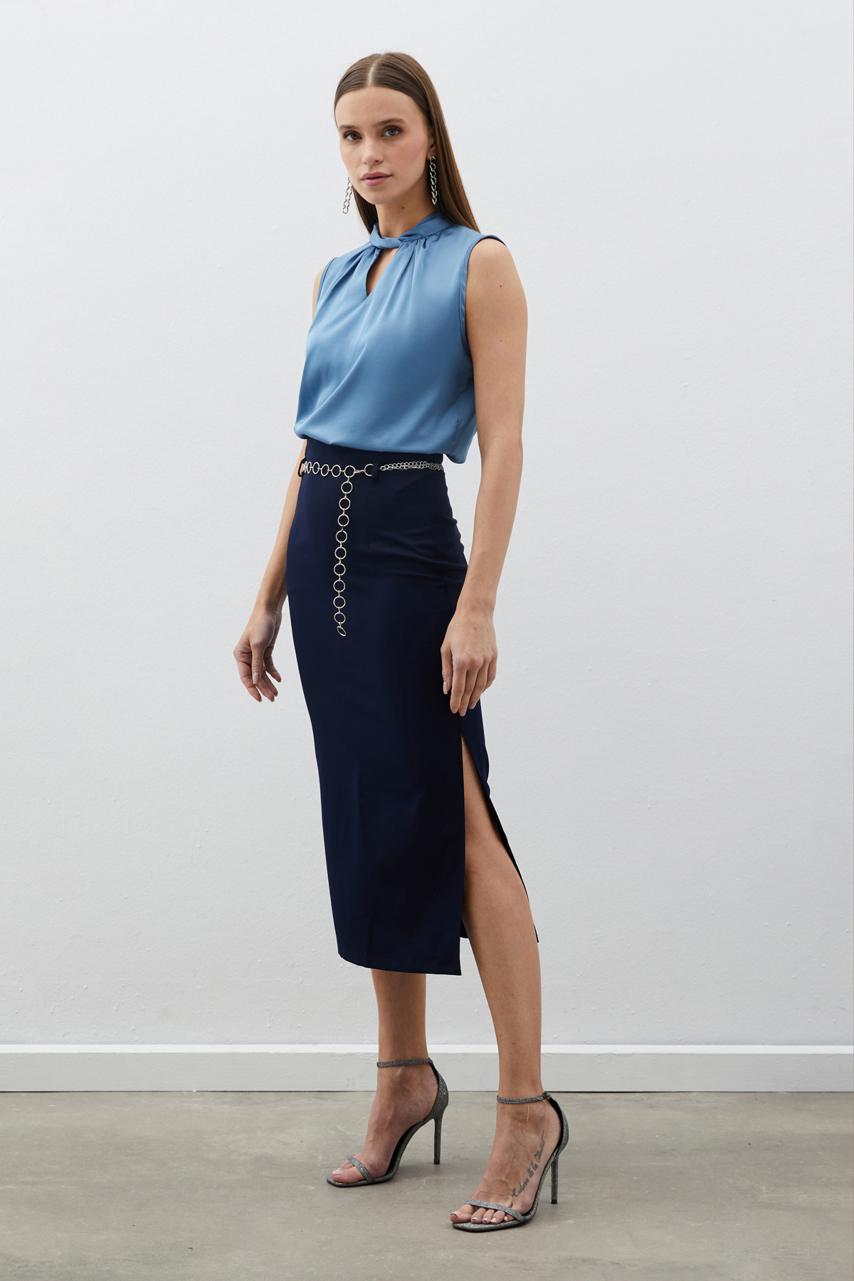 Yaka Detaylı Saten Bluz - MAVİ