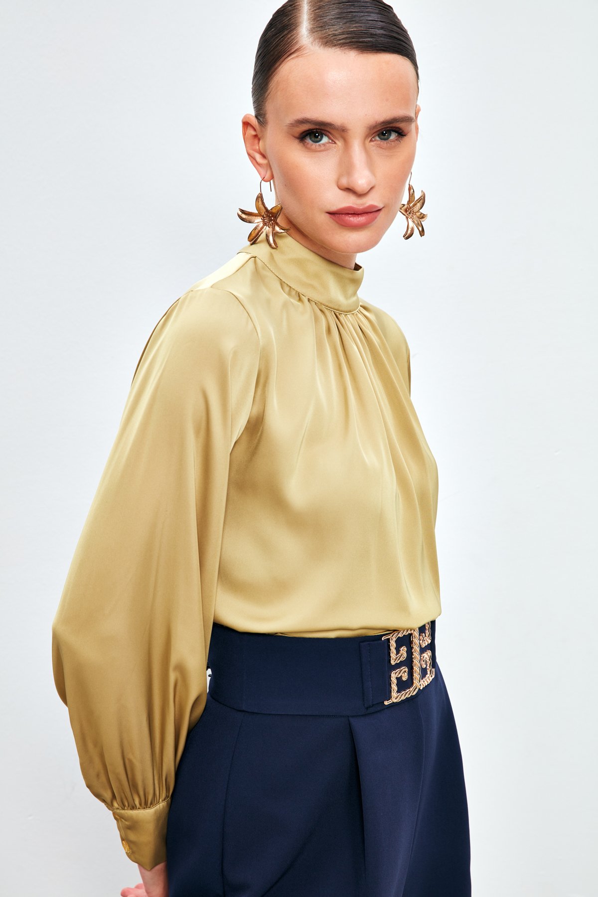 Yaka Detaylı Saten Bluz - OLİVE