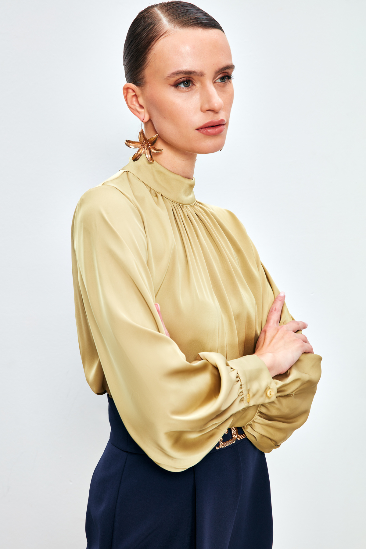 Yaka Detaylı Saten Bluz - OLİVE