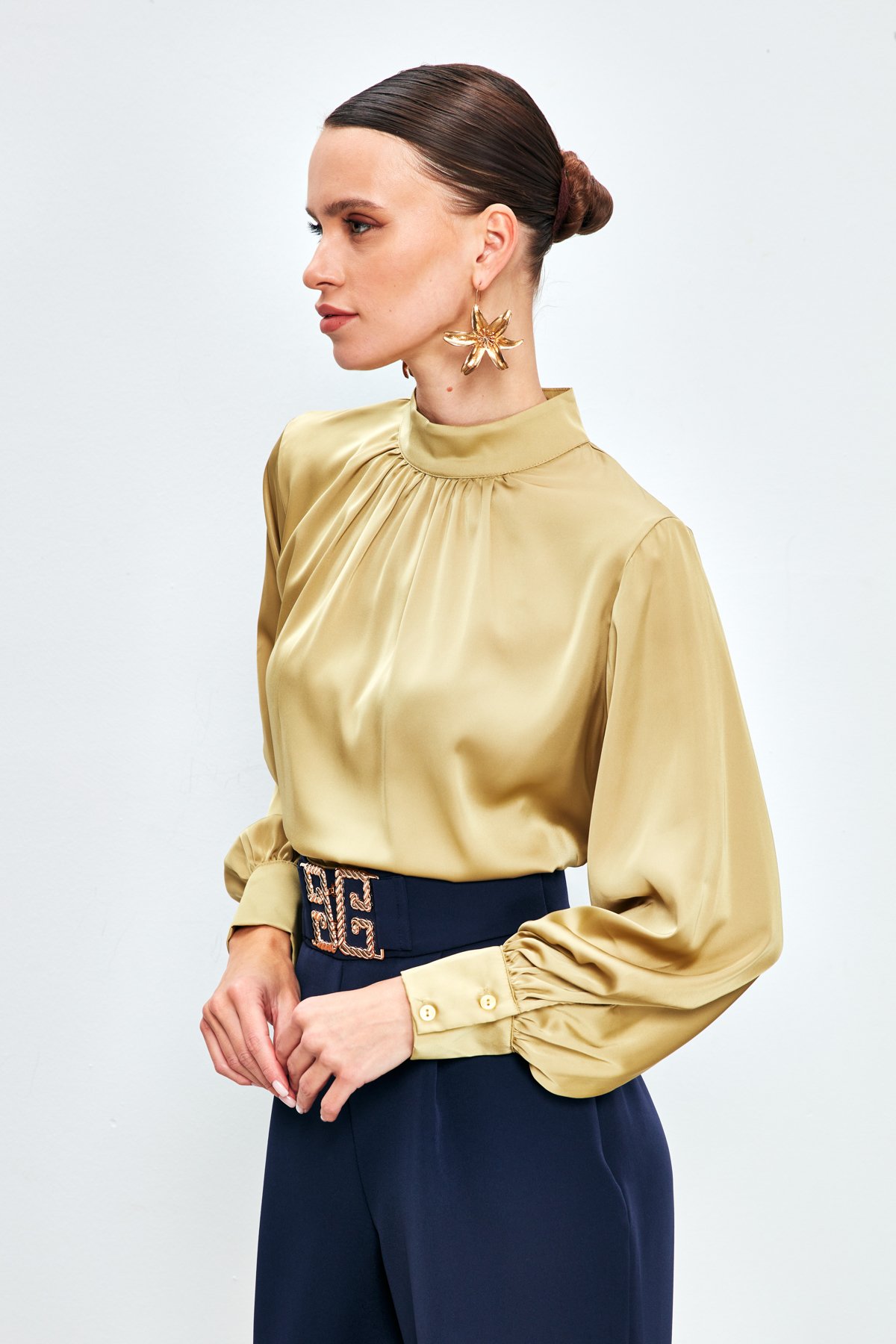 Yaka Detaylı Saten Bluz - OLİVE