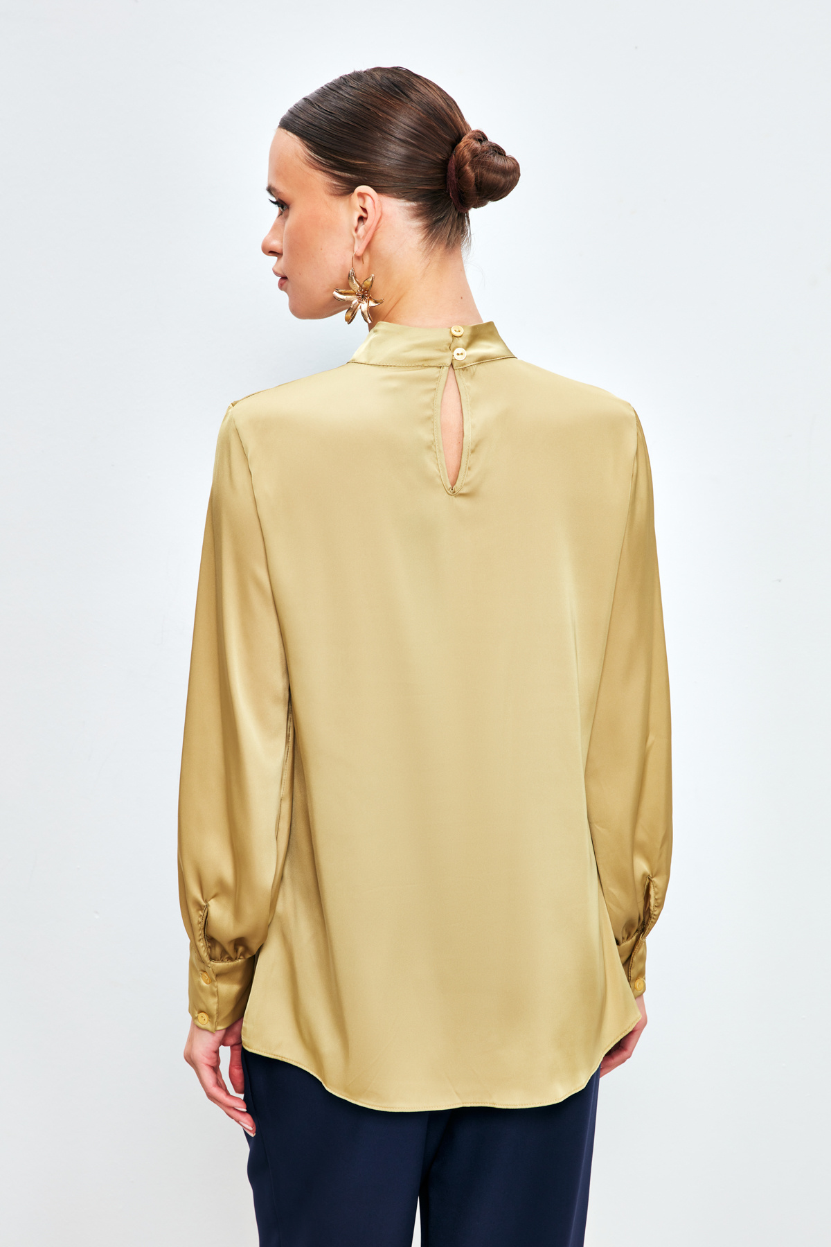 Yaka Detaylı Saten Bluz - OLİVE