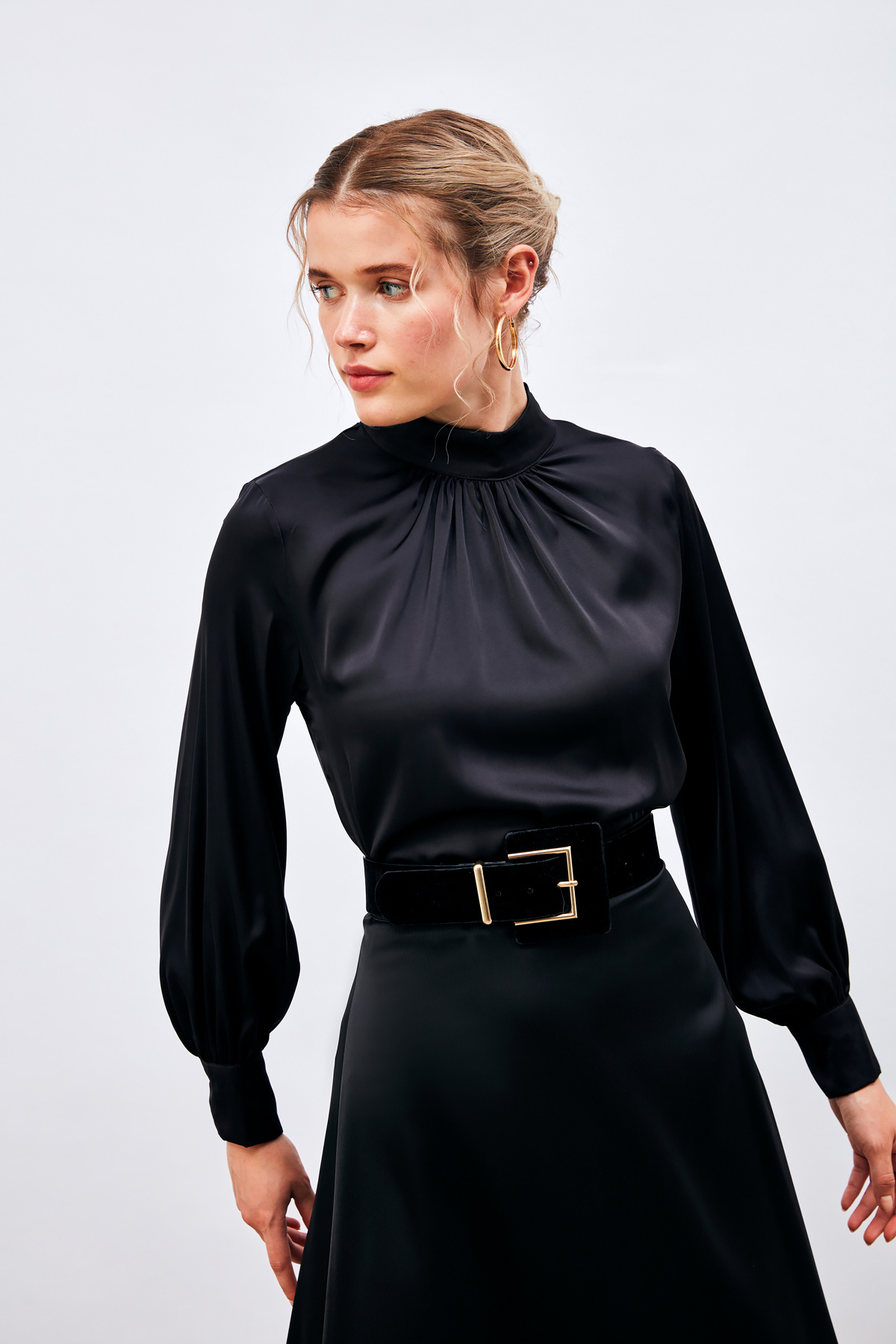 Yaka Detaylı Saten Bluz - SİYAH